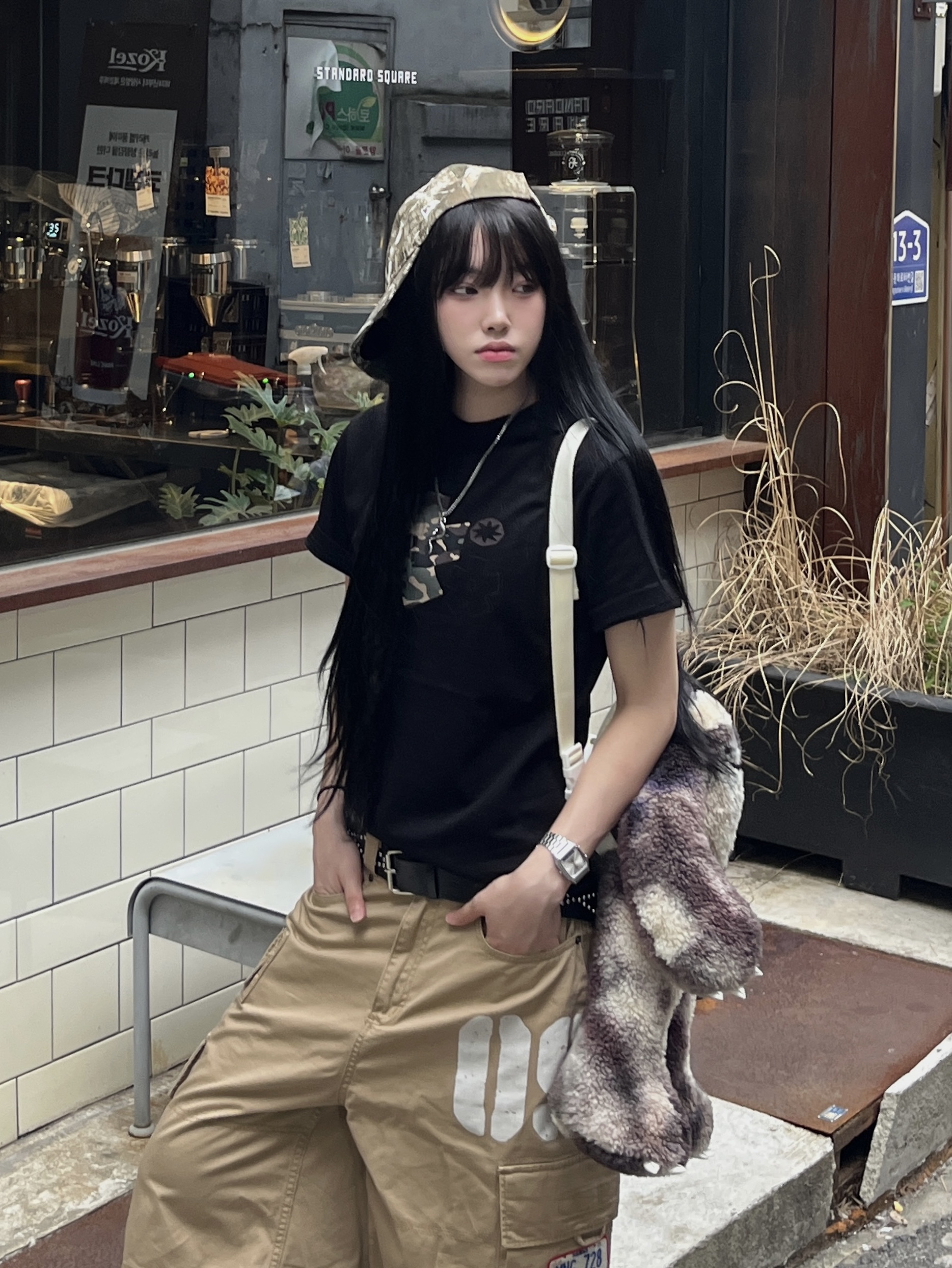 SLOW RECORD HOUSE Camo Bloom Star T-Shirt Black 착용 스타일 - 2