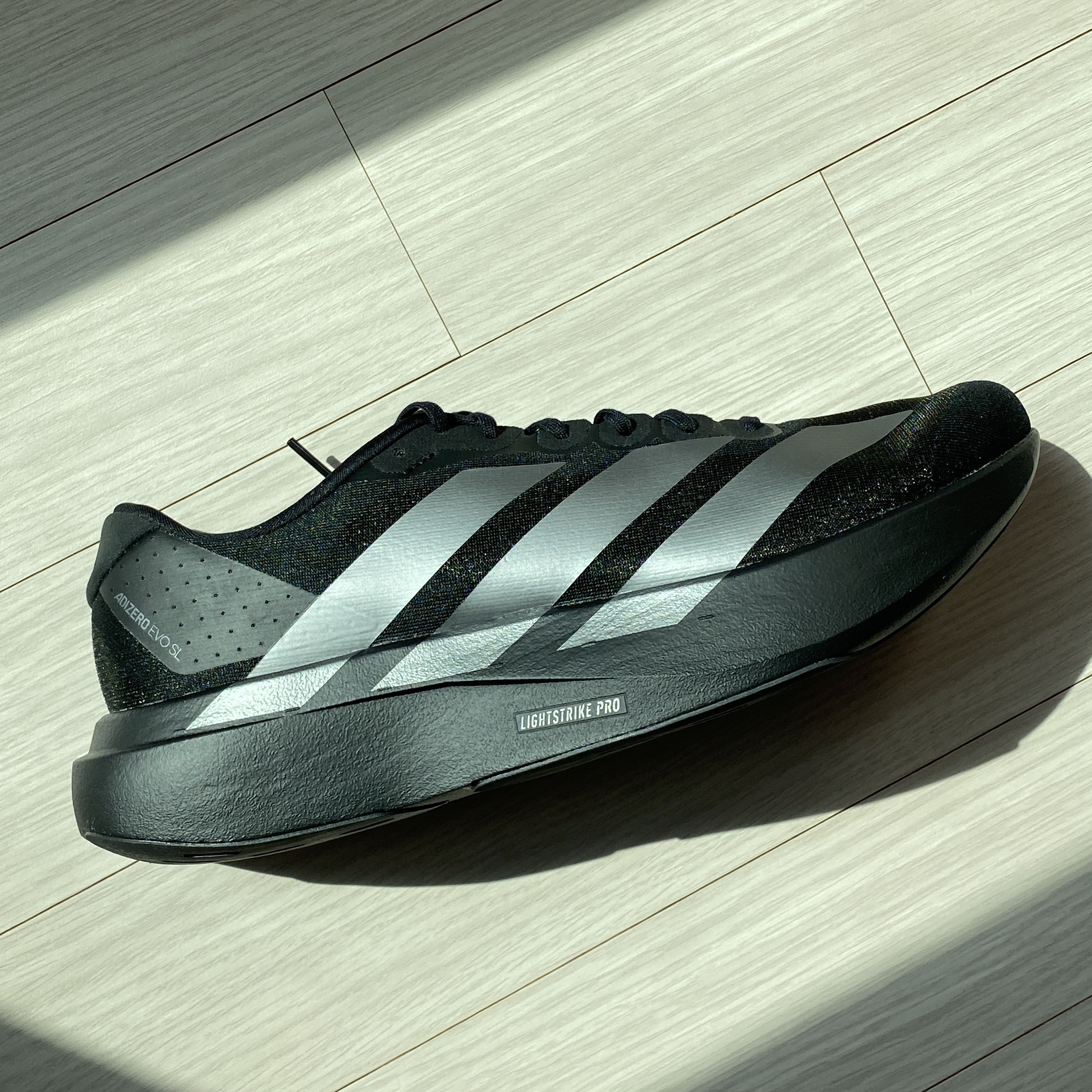 Adidas Adizero EVO SL Core Black Iron Metallic 착용 스타일 - 1