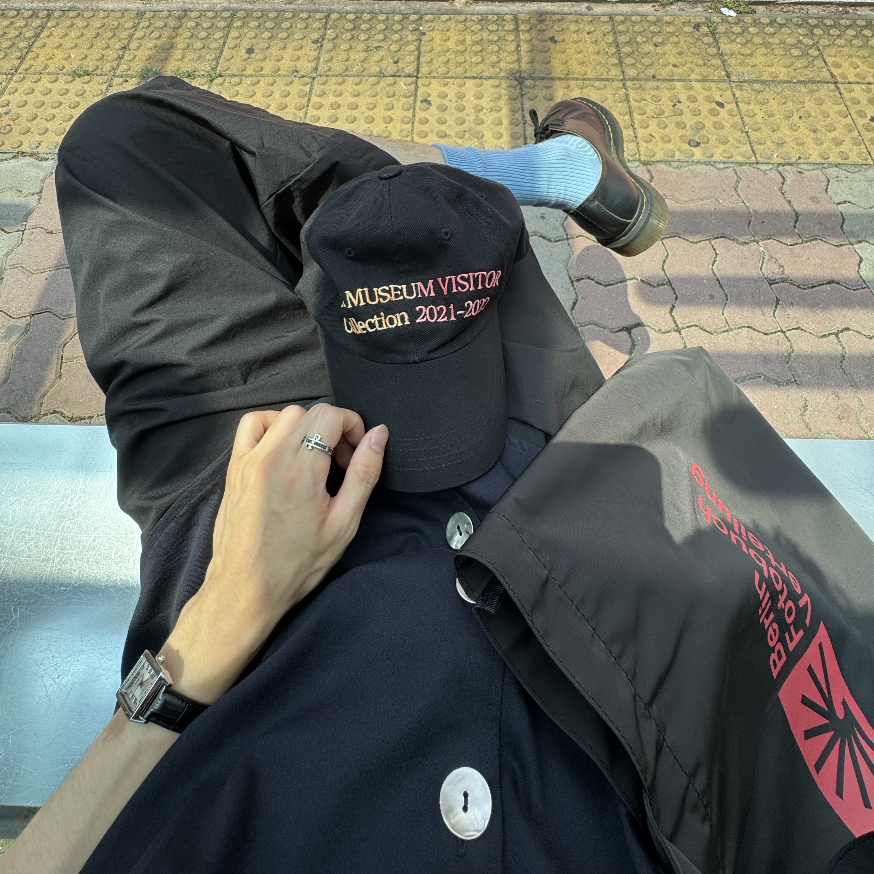 The Museum Visitor Sprayed Ball Cap Black, Dr. Martens 1461 Smooth Black 착용 스타일 - 3