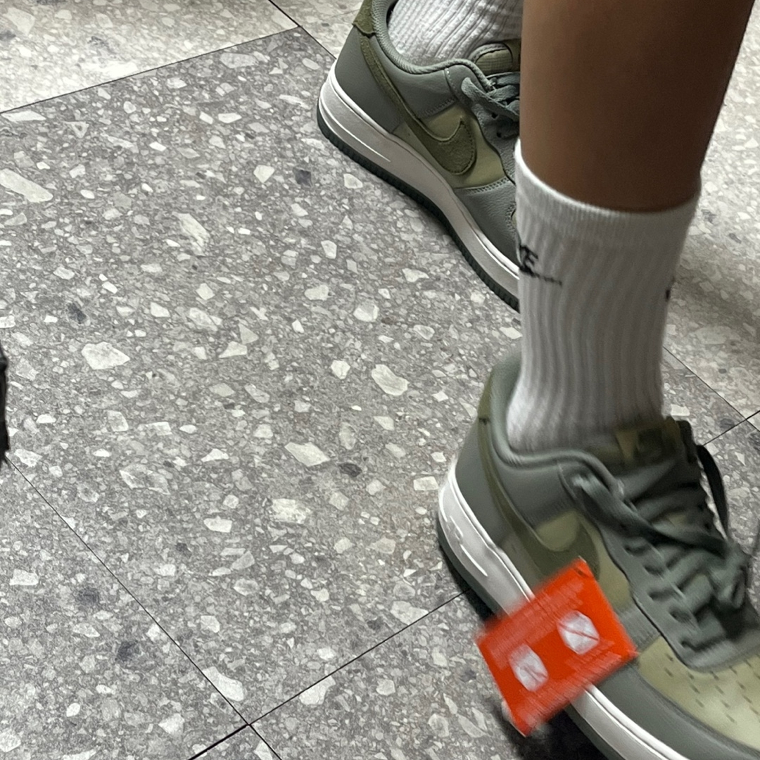 Nike Air Force 1 '07 LV8 Dark Stucco Neutral Olive 착용 스타일 - 2
