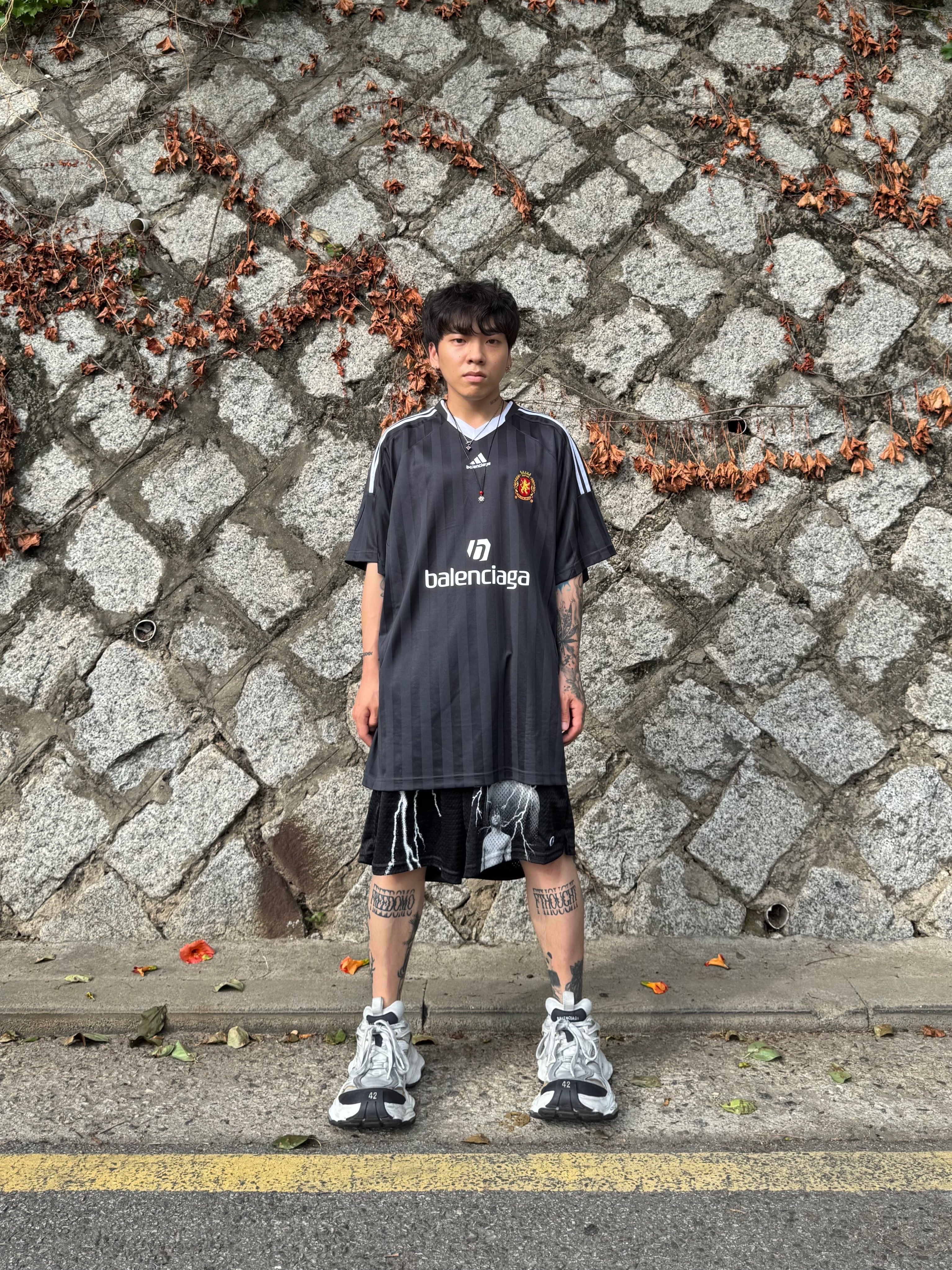 Balenciaga x Adidas Oversized Football T-Shirt Black, Balenciaga Cargo Sneakers White Grey 착용 스타일 - 4