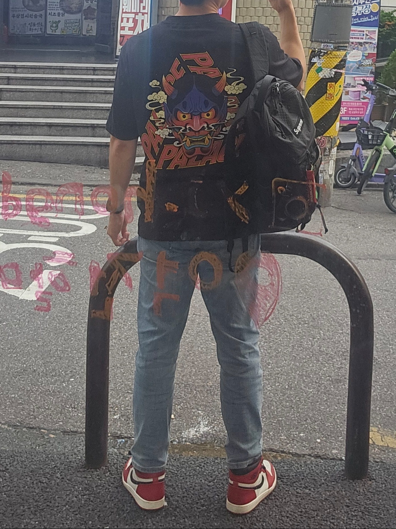 Palace Demon P3 T-Shirt Black - 23FW, Jordan 1 Retro High OG Chicago 2022 착용 스타일