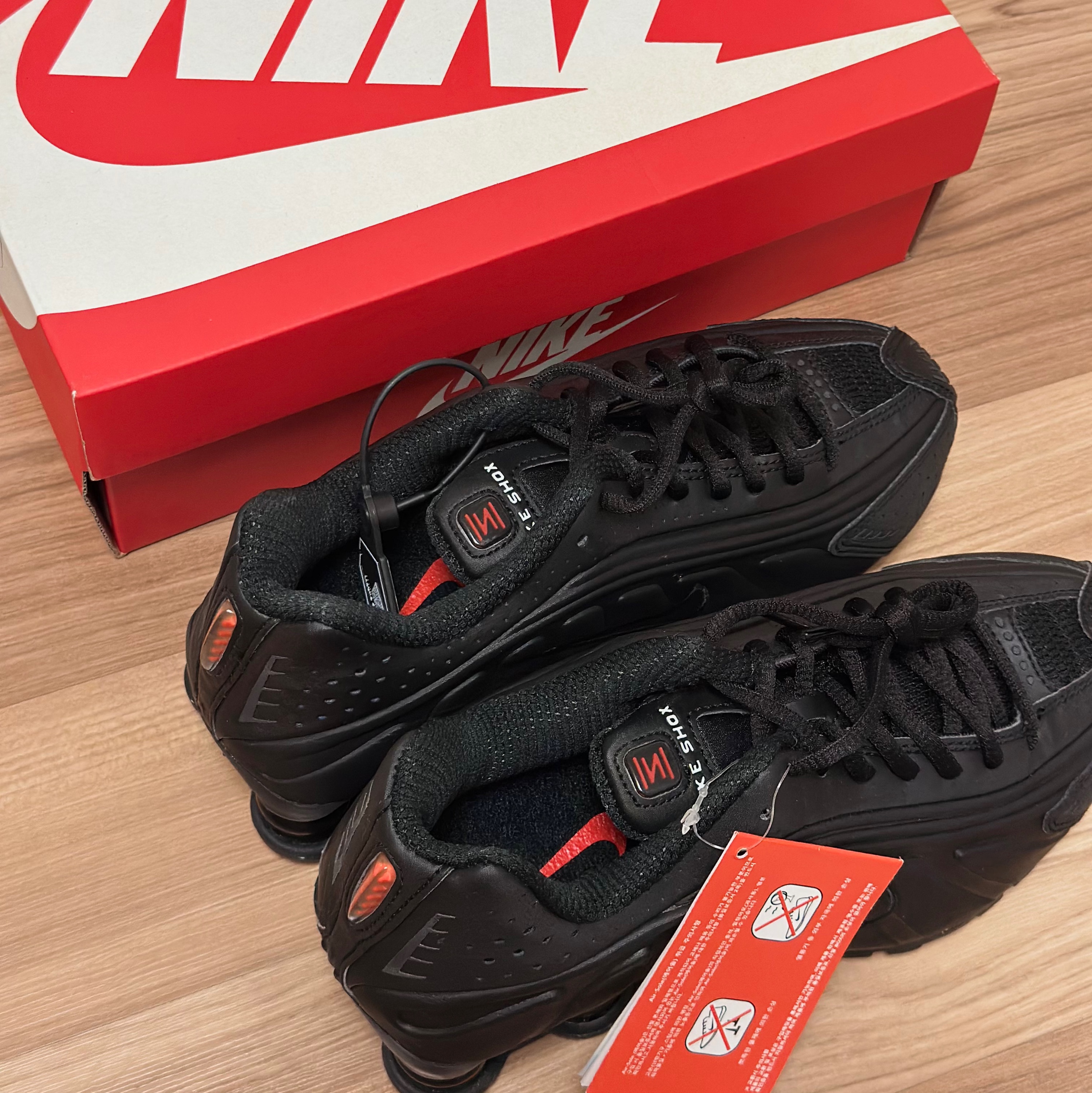 (W) Nike Shox R4 Black 착용 스타일