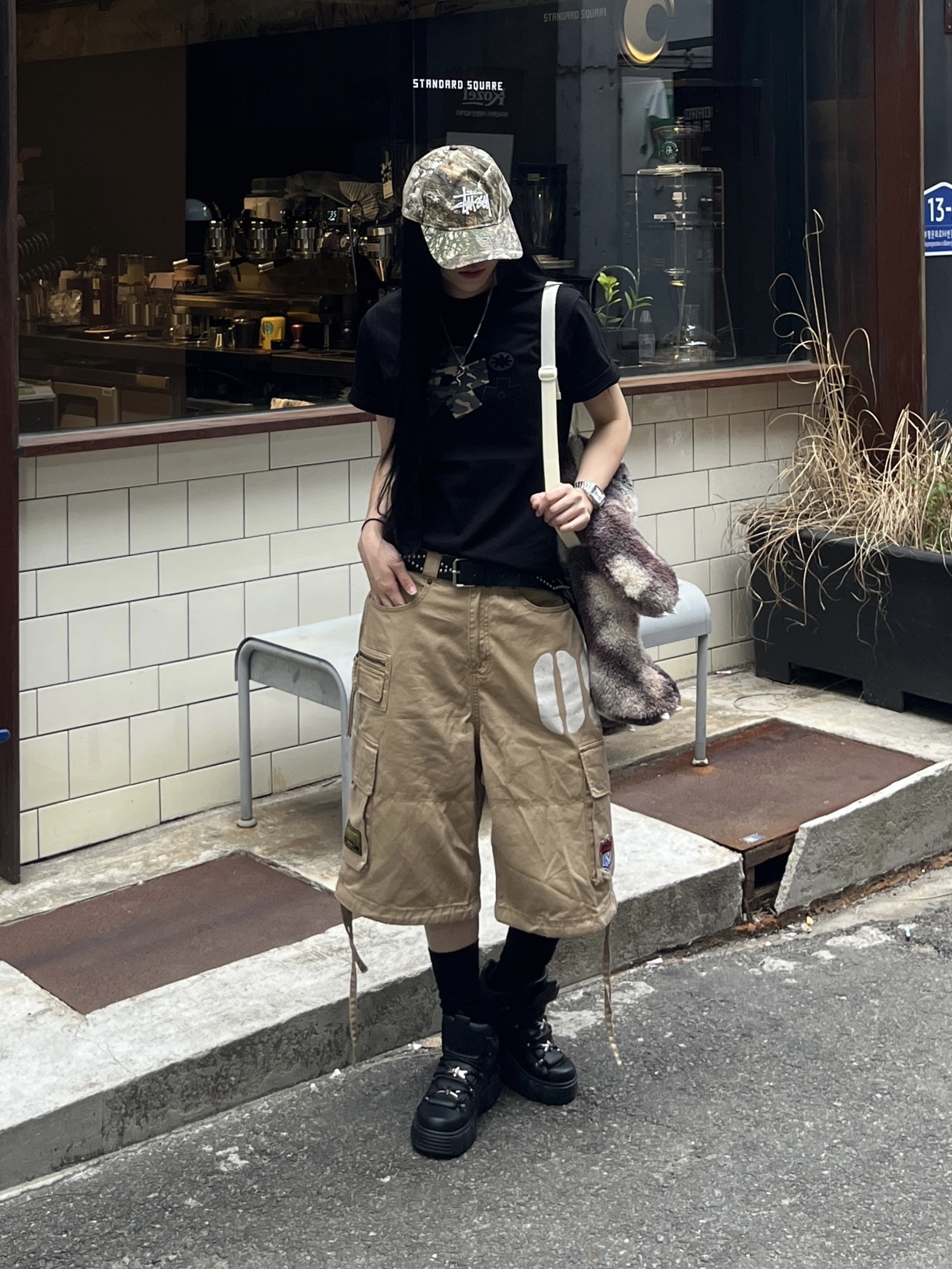SLOW RECORD HOUSE Camo Bloom Star T-Shirt Black 착용 스타일 - 5