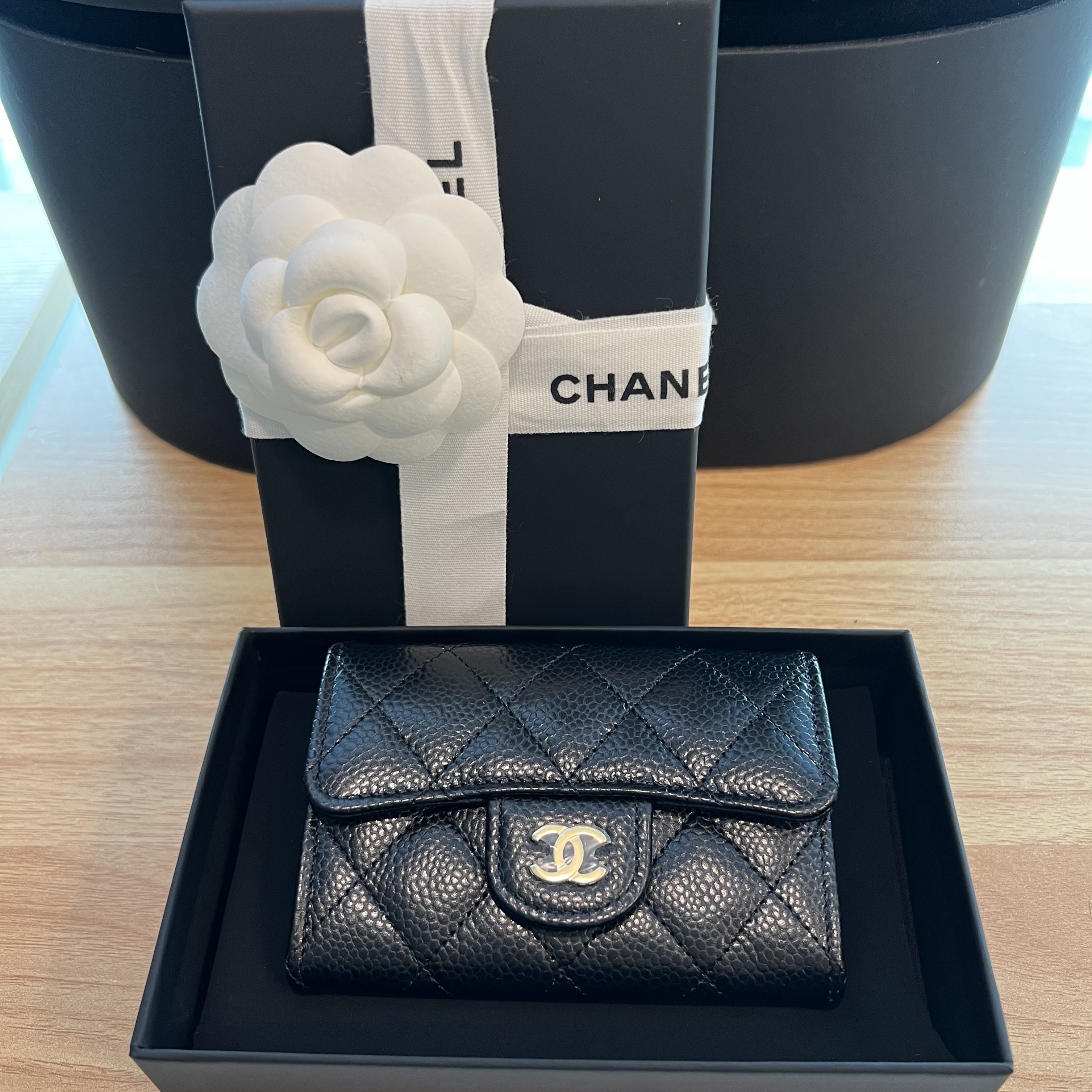 Chanel Classic Card Holder Grained Calfskin & Gold Black 착용 스타일 - 2
