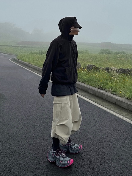 Nonnod Side Cargo Shorts Beige, Nonnod Alpine Carpenter Shorts Black 착용 스타일 - 2