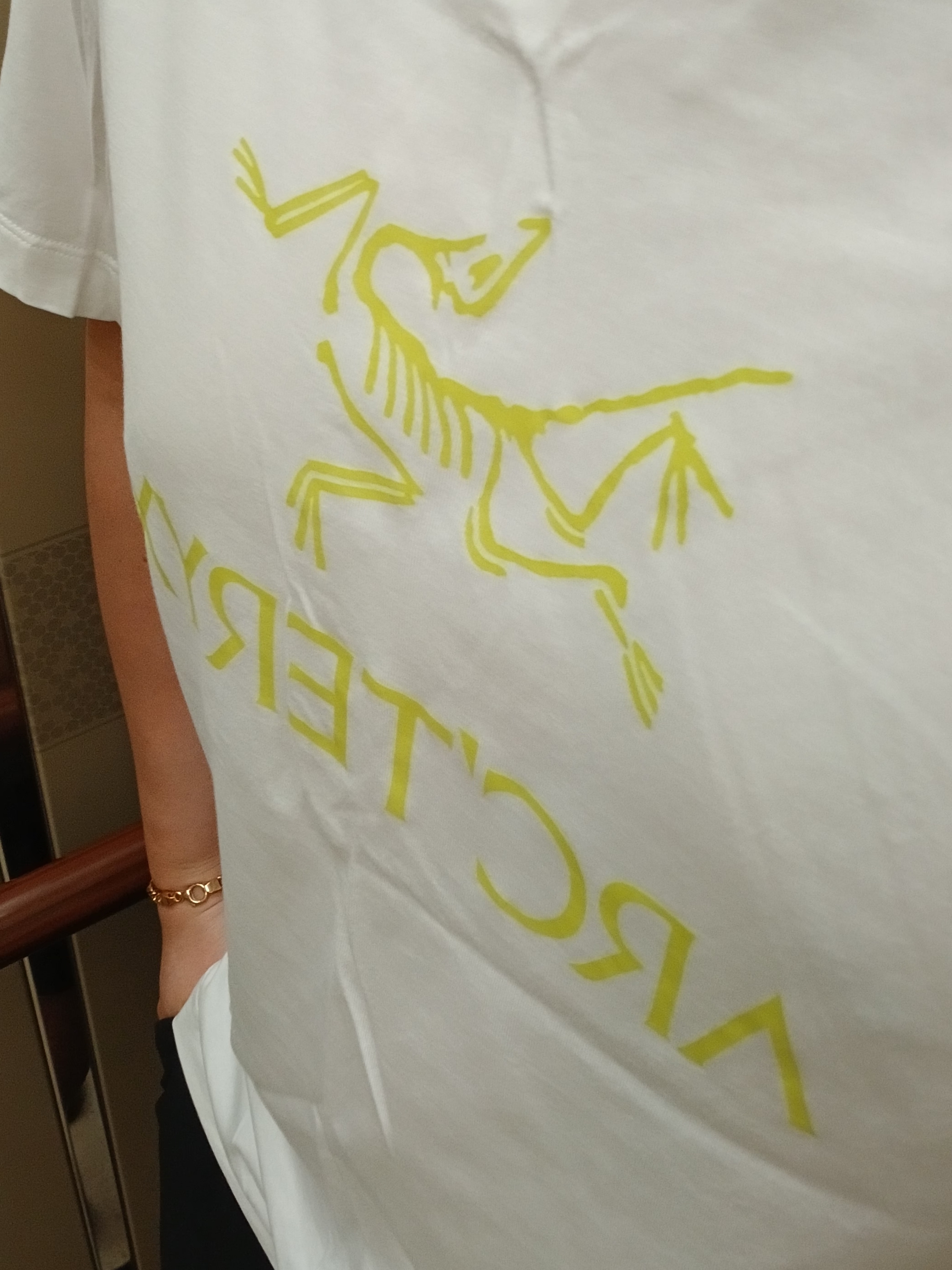 Arc'teryx Arc'word Logo SS T-Shirt White Light, Hoka Ora Athletic Slide Black White 착용 스타일 - 2
