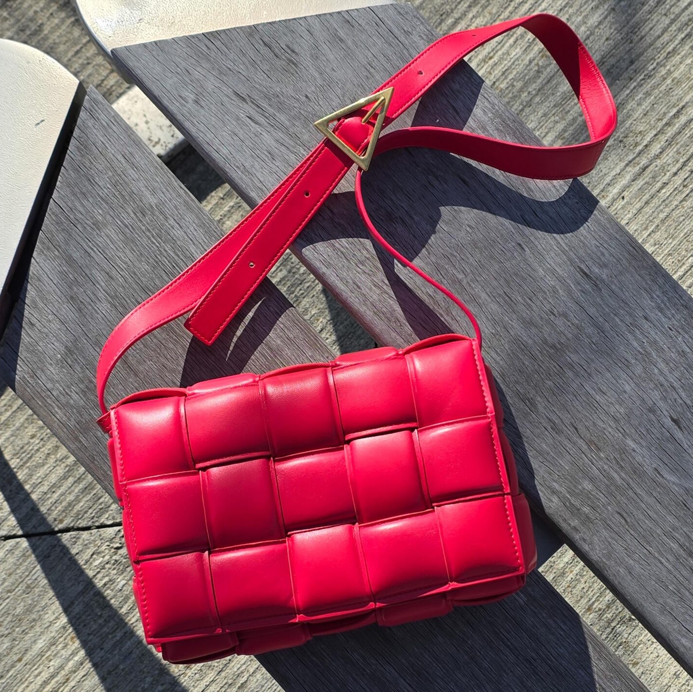 Bottega Veneta Padded Leather Cassette Red 착용 스타일 - 2