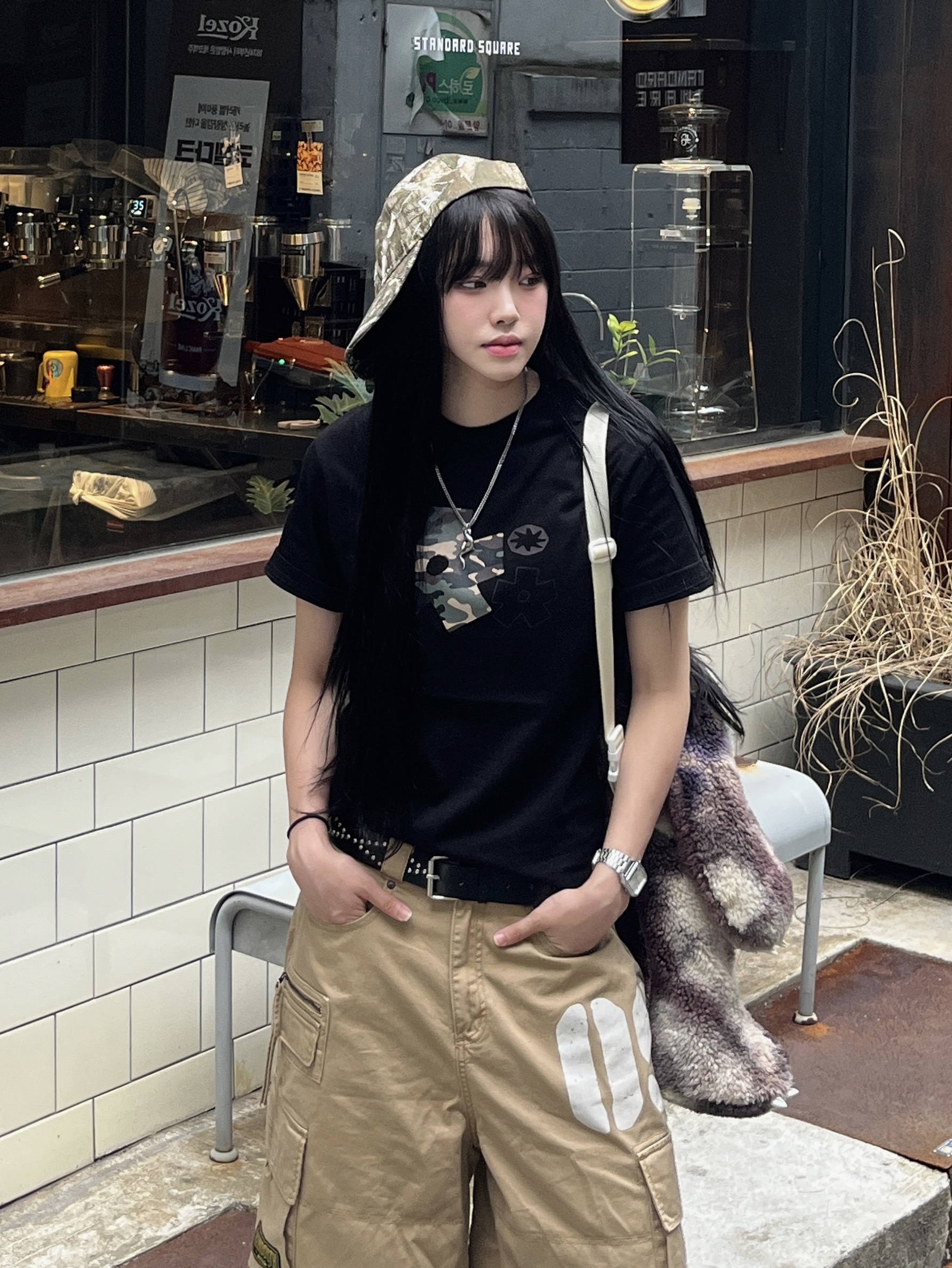 SLOW RECORD HOUSE Camo Bloom Star T-Shirt Black 착용 스타일 - 1