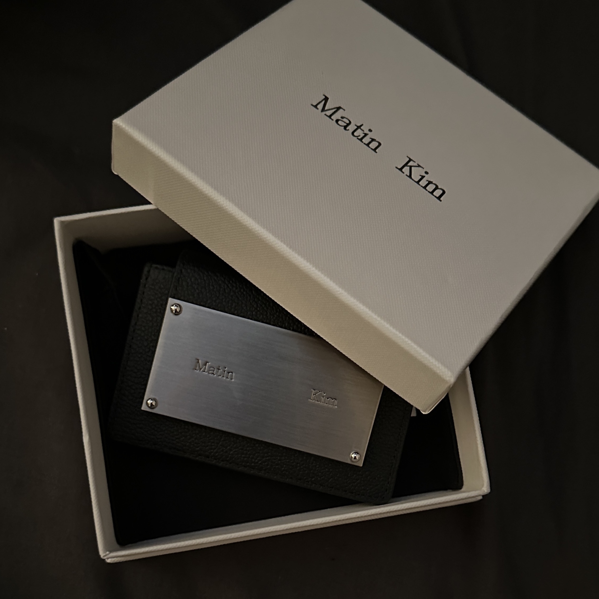 Matin Kim Accordion Wallet Black 착용 스타일