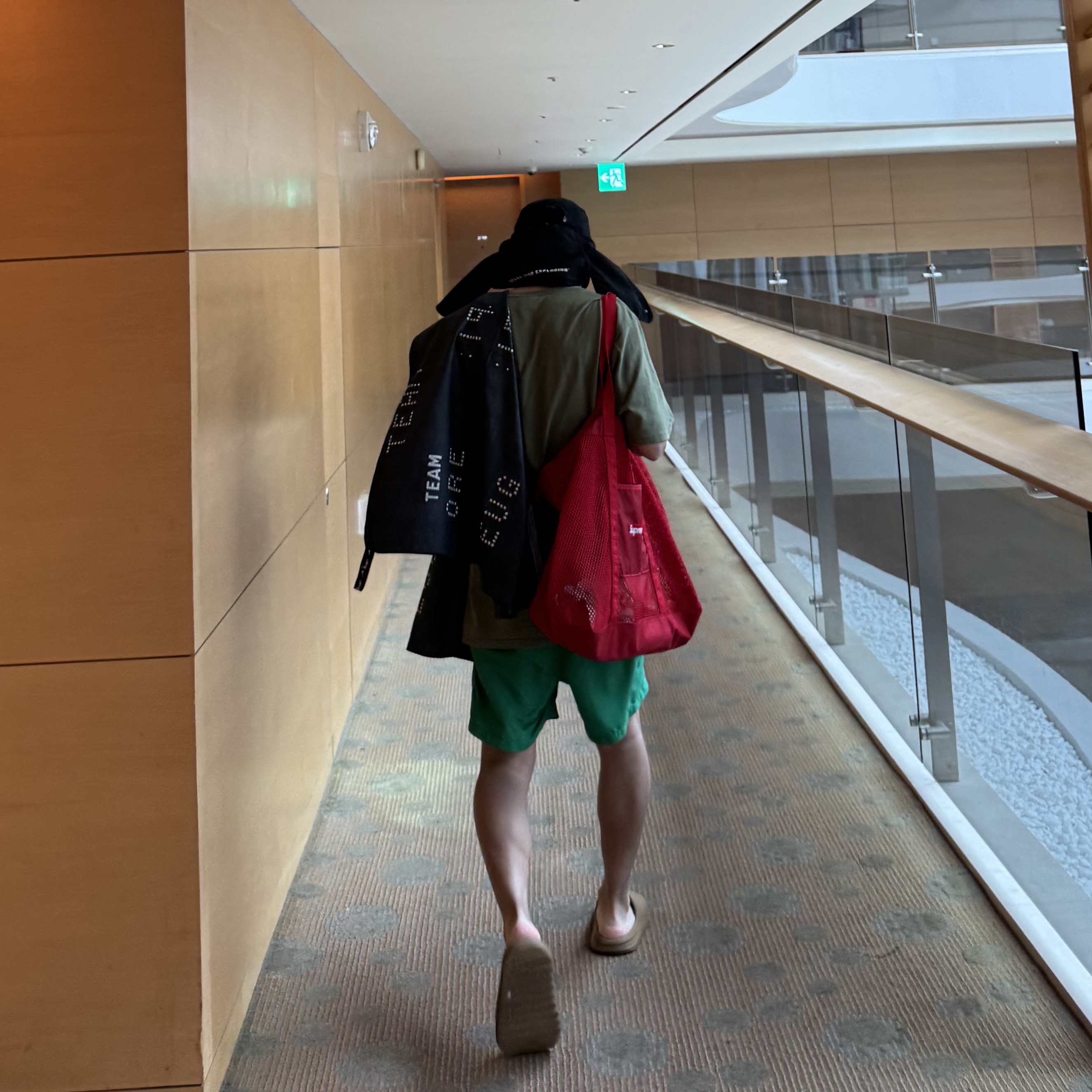 Supreme Mesh Tote Bag Red - 25SS, Nike x Stussy Towel Black 착용 스타일 - 2