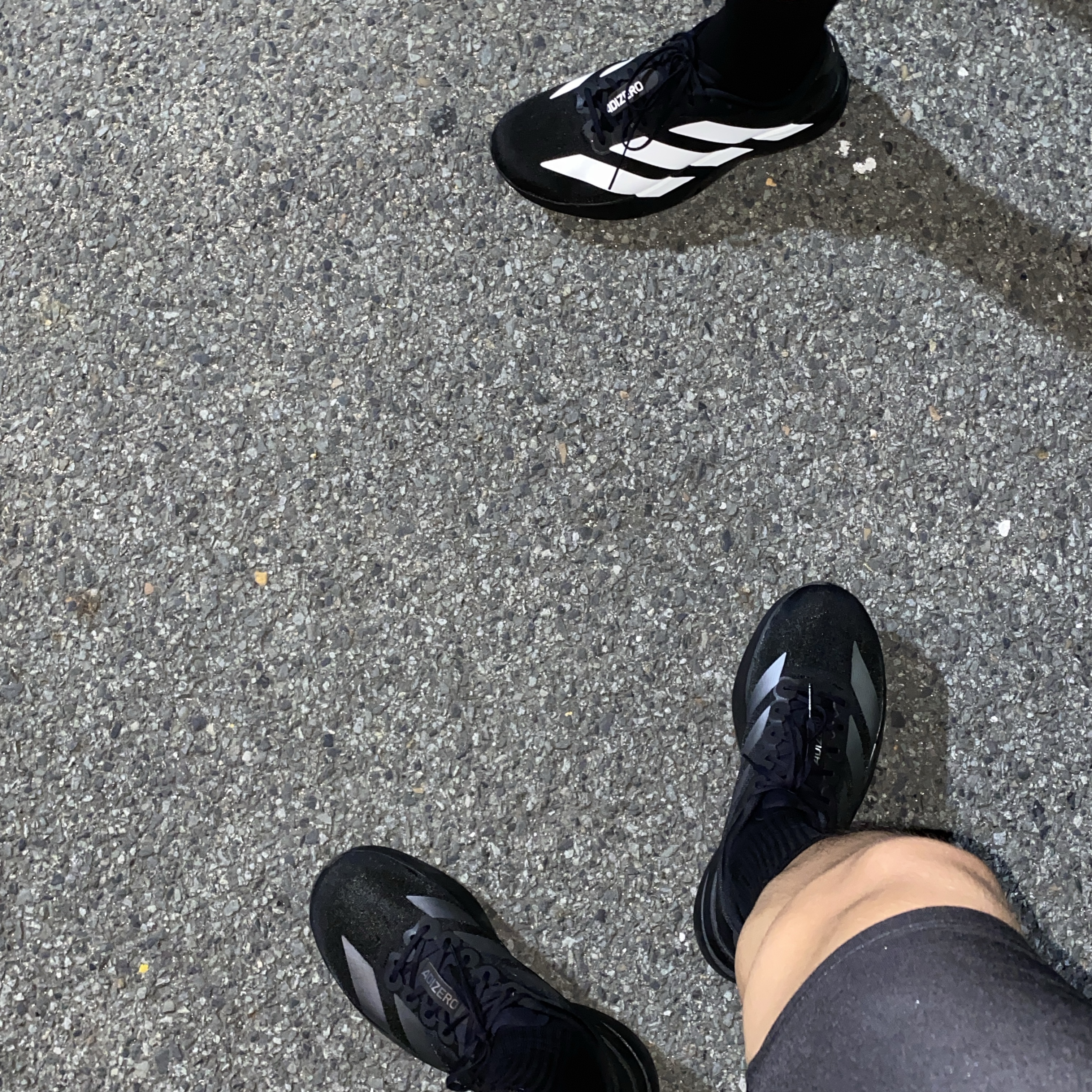 Adidas Adizero EVO SL Core Black Iron Metallic 착용 스타일 - 3