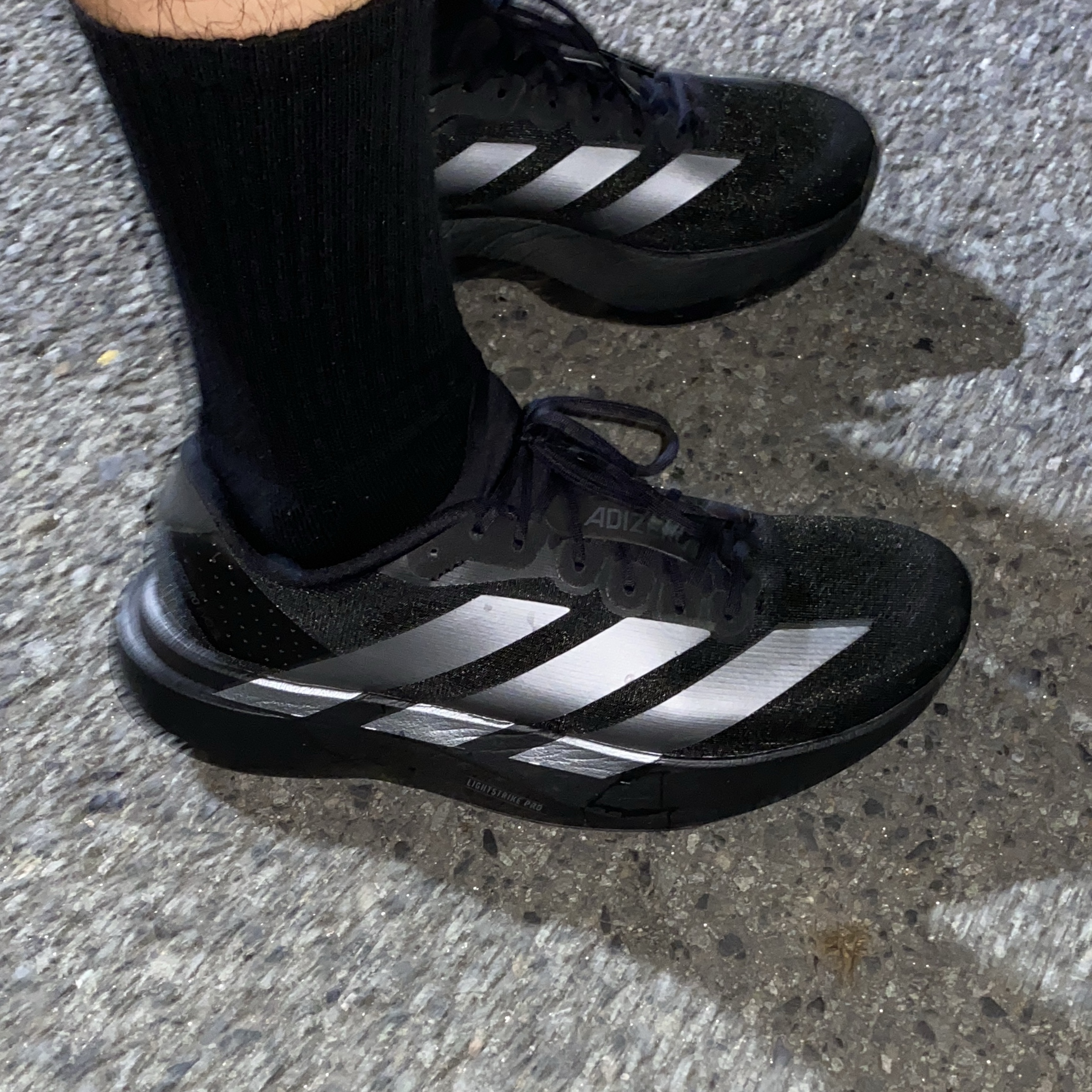 Adidas Adizero EVO SL Core Black Iron Metallic 착용 스타일 - 2