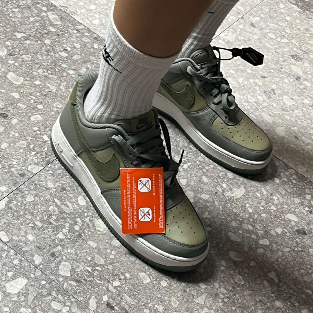 Nike Air Force 1 '07 LV8 Dark Stucco Neutral Olive 착용 스타일 - 1