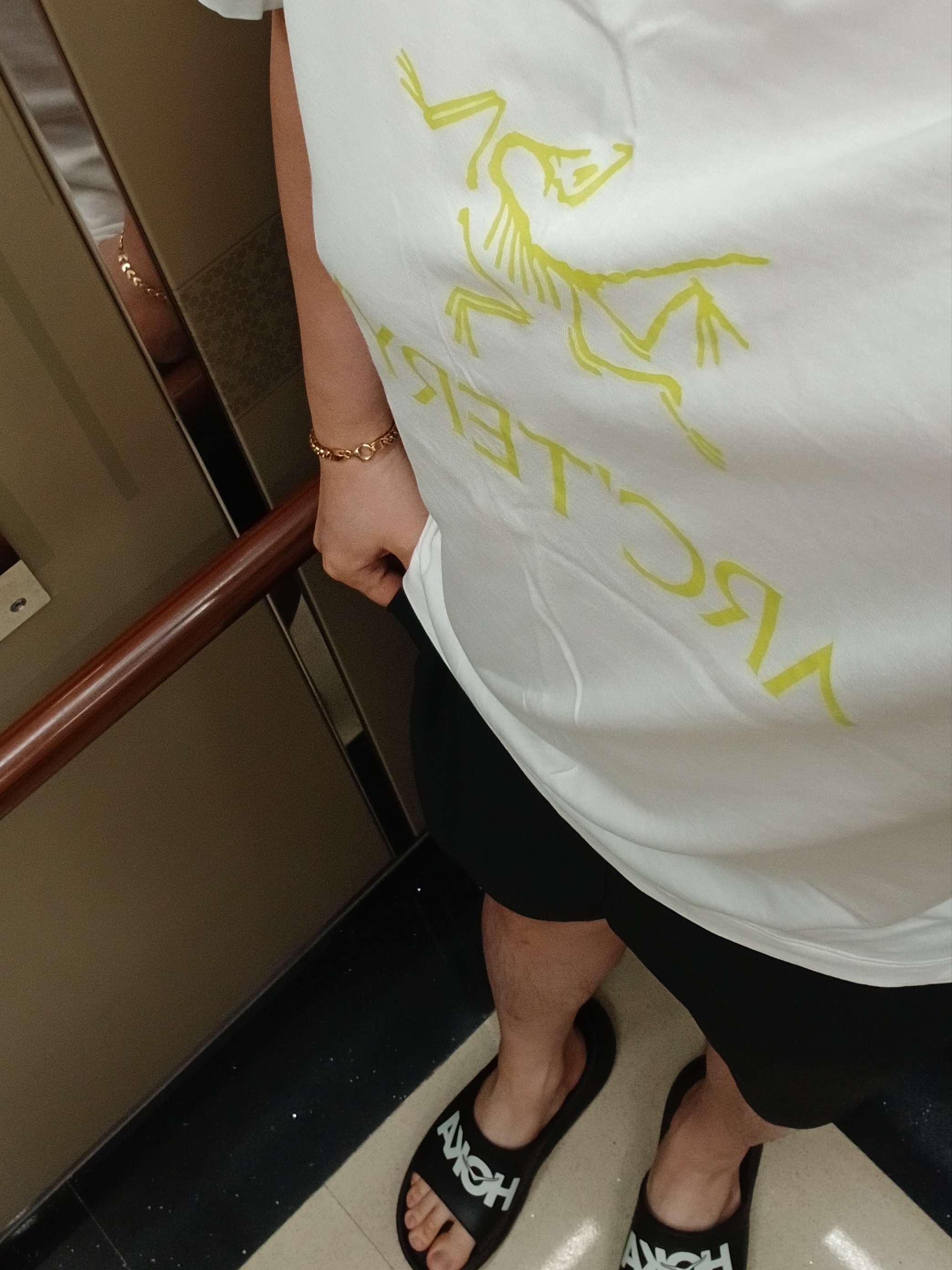 Arc'teryx Arc'word Logo SS T-Shirt White Light, Hoka Ora Athletic Slide Black White 착용 스타일 - 1