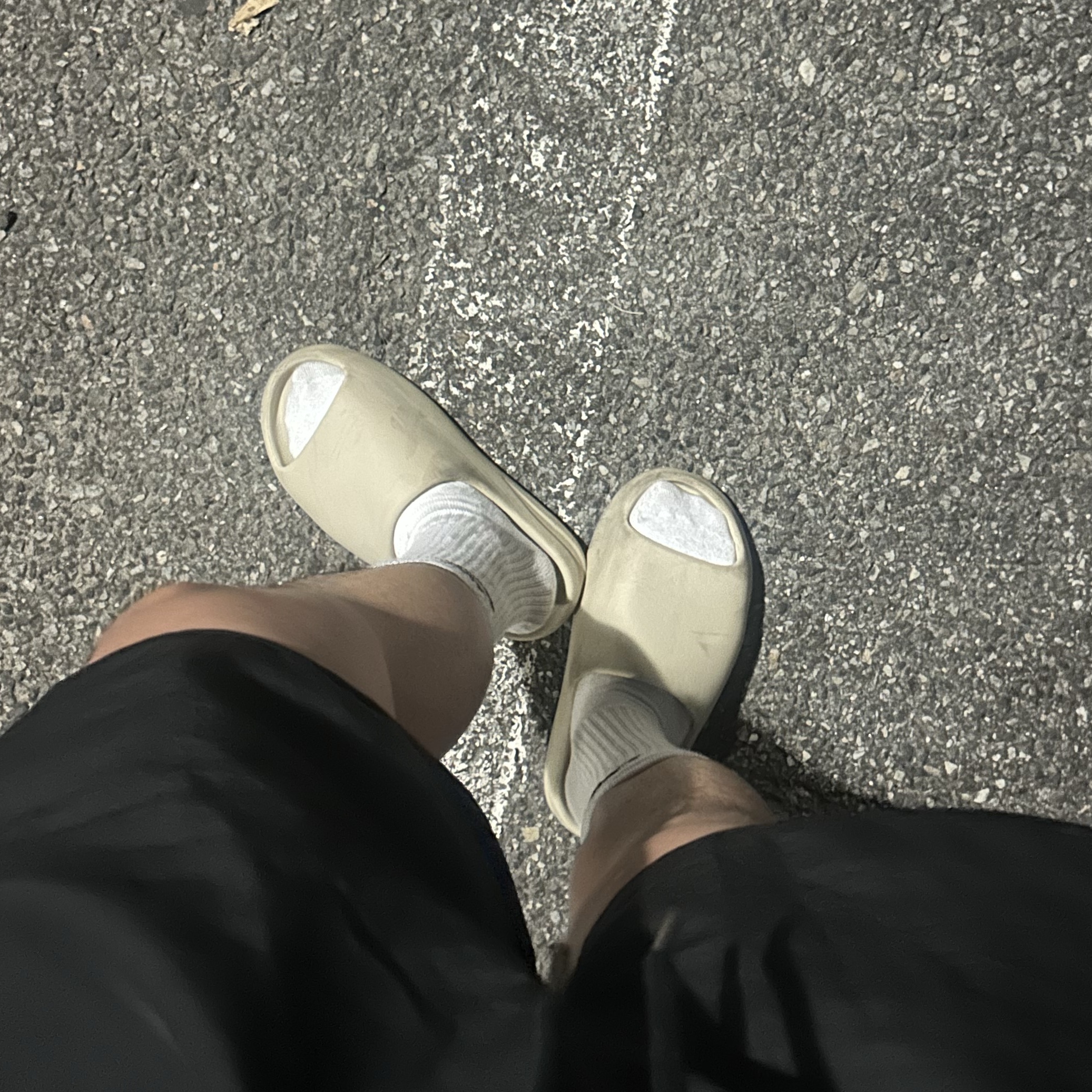 Adidas Yeezy Slide Bone 2022/2023 착용 스타일