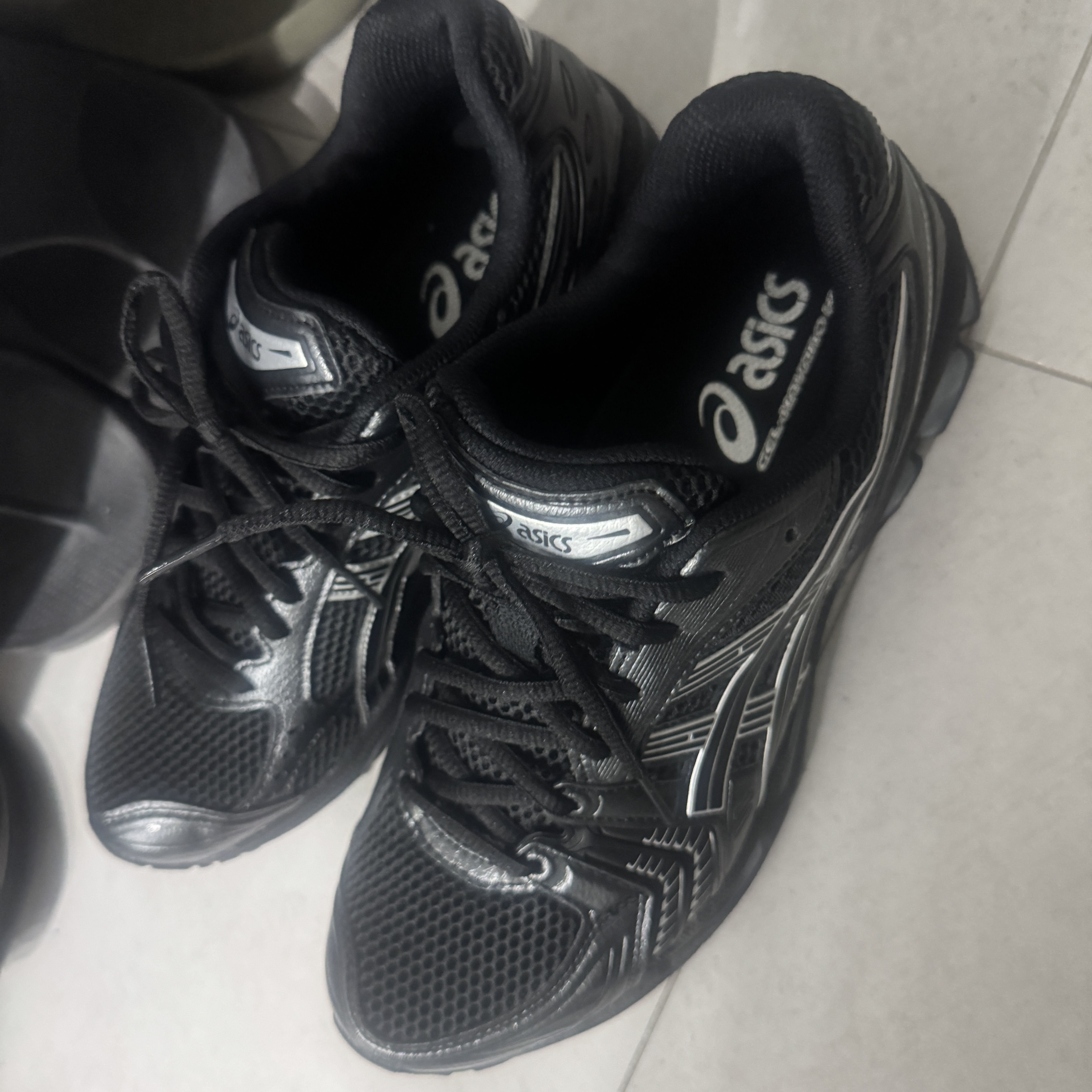 Asics Gel-Kayano 14 Black Pure Silver 착용 스타일
