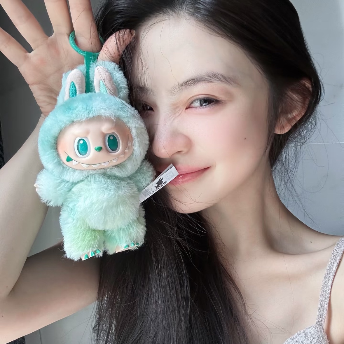 Pop Mart Labubu The Monsters Highlight Series Serenity Keyring (Opened Case) 착용 스타일