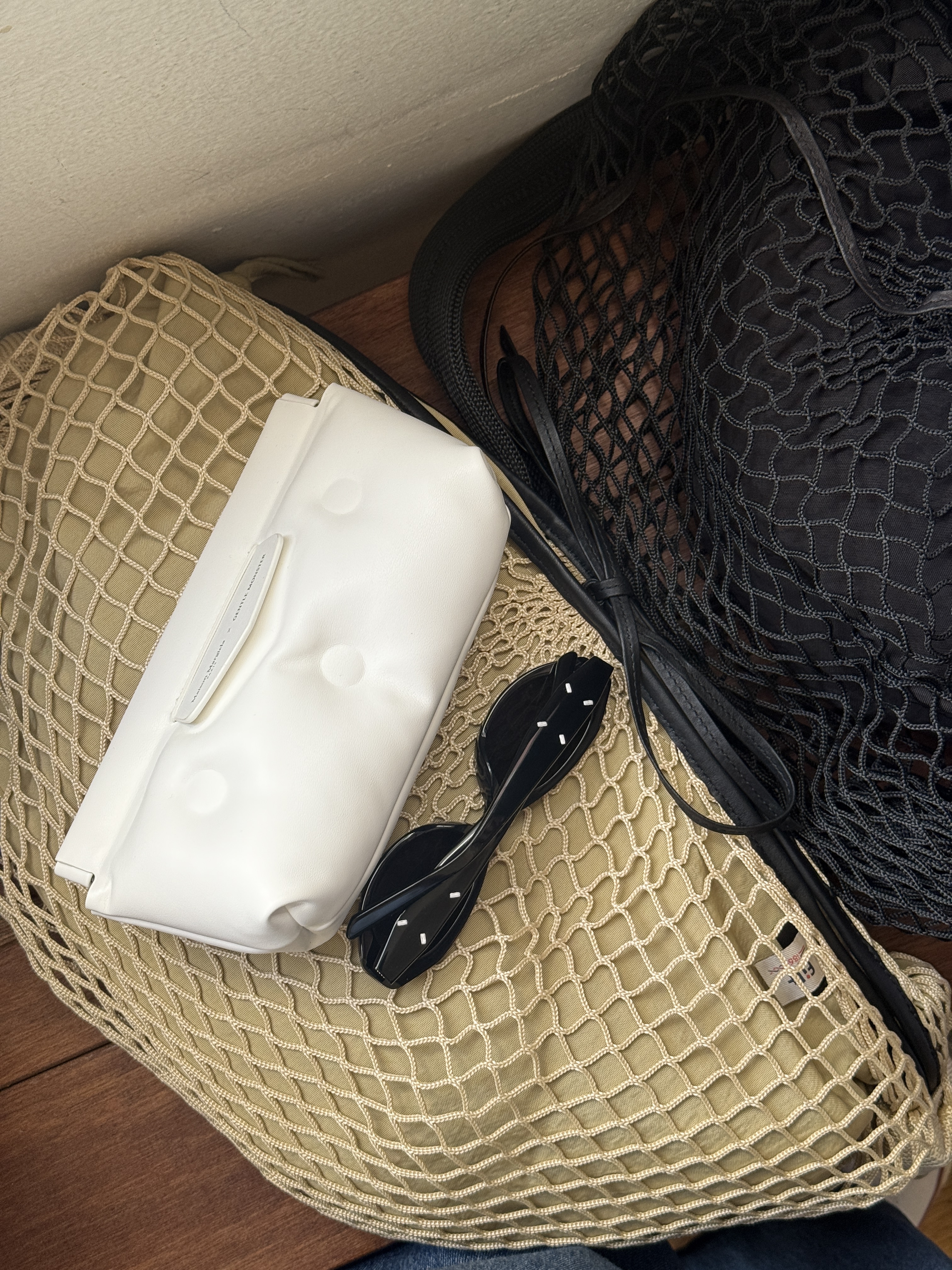 Lemaire Fortune Croissant Filt Bag Polyester Net Light Beige, Lemaire Croissant Filt Bag Polyester Net Black 착용 스타일