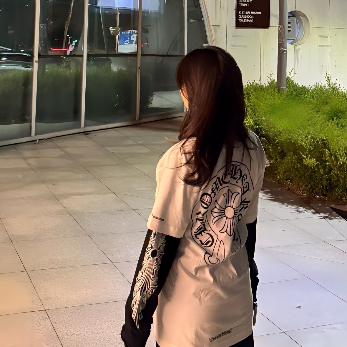 Chrome Hearts Horseshoe Logo Pocket T-Shirt White, Chrome Hearts Horseshoe Logo Sweatshirt Black 착용 스타일 - 1