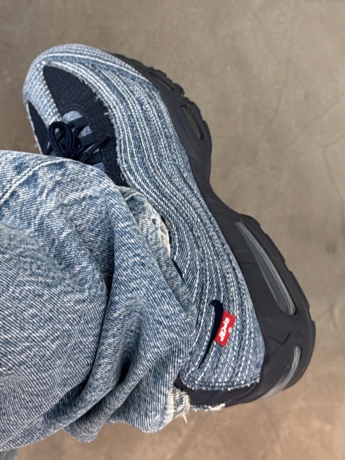 Nike x Levi's Air Max 95 Obsidian 착용 스타일 - 4