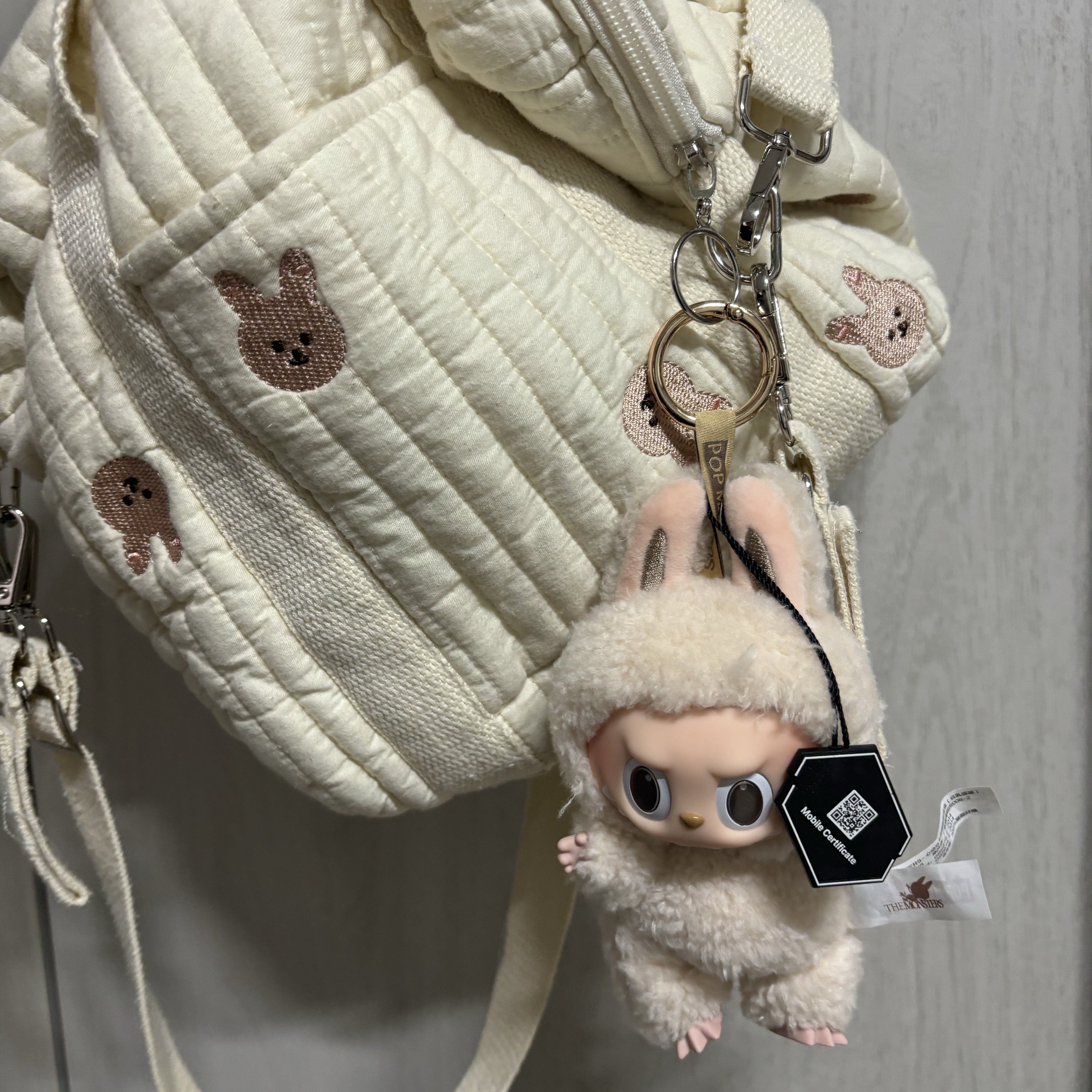 Pop Mart Labubu The Monsters Labubu Tasty Macarons Series Soymilk Keyring 착용 스타일