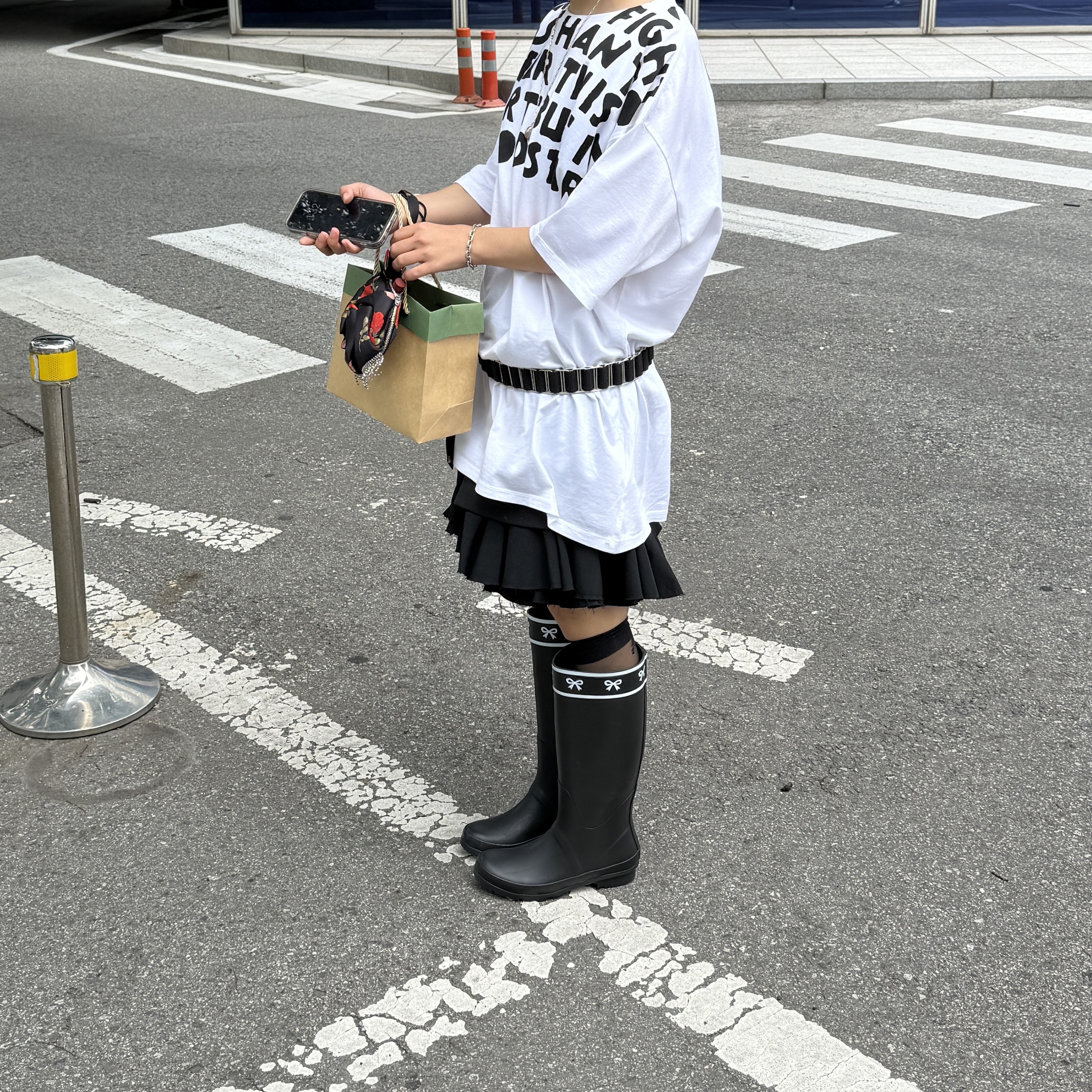 MM6 Maison Margiela V-Neck T-Shirt White, Shushu/Tong Severine White  - 24FW 착용 스타일 - 2