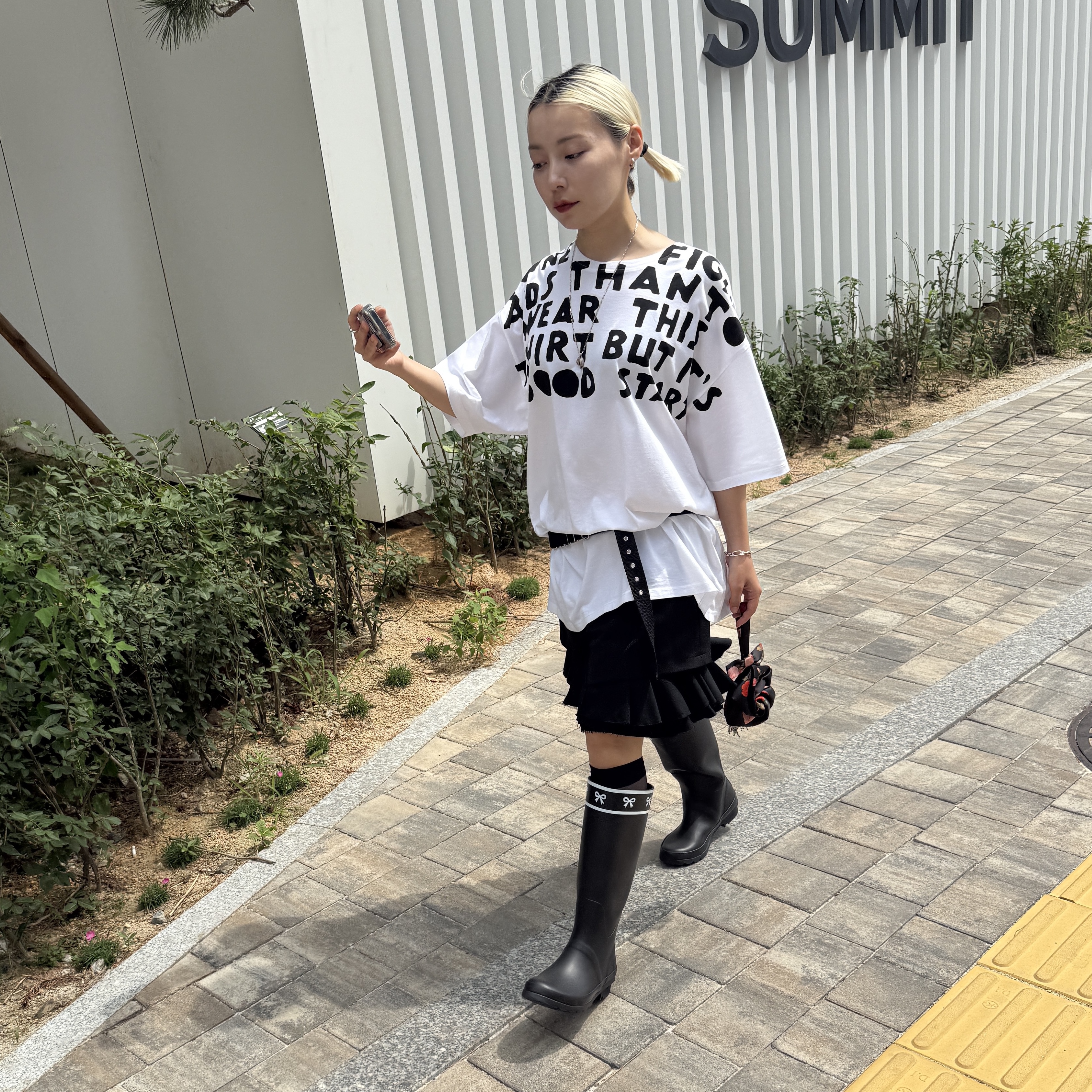 MM6 Maison Margiela V-Neck T-Shirt White, Shushu/Tong Severine White  - 24FW 착용 스타일 - 1