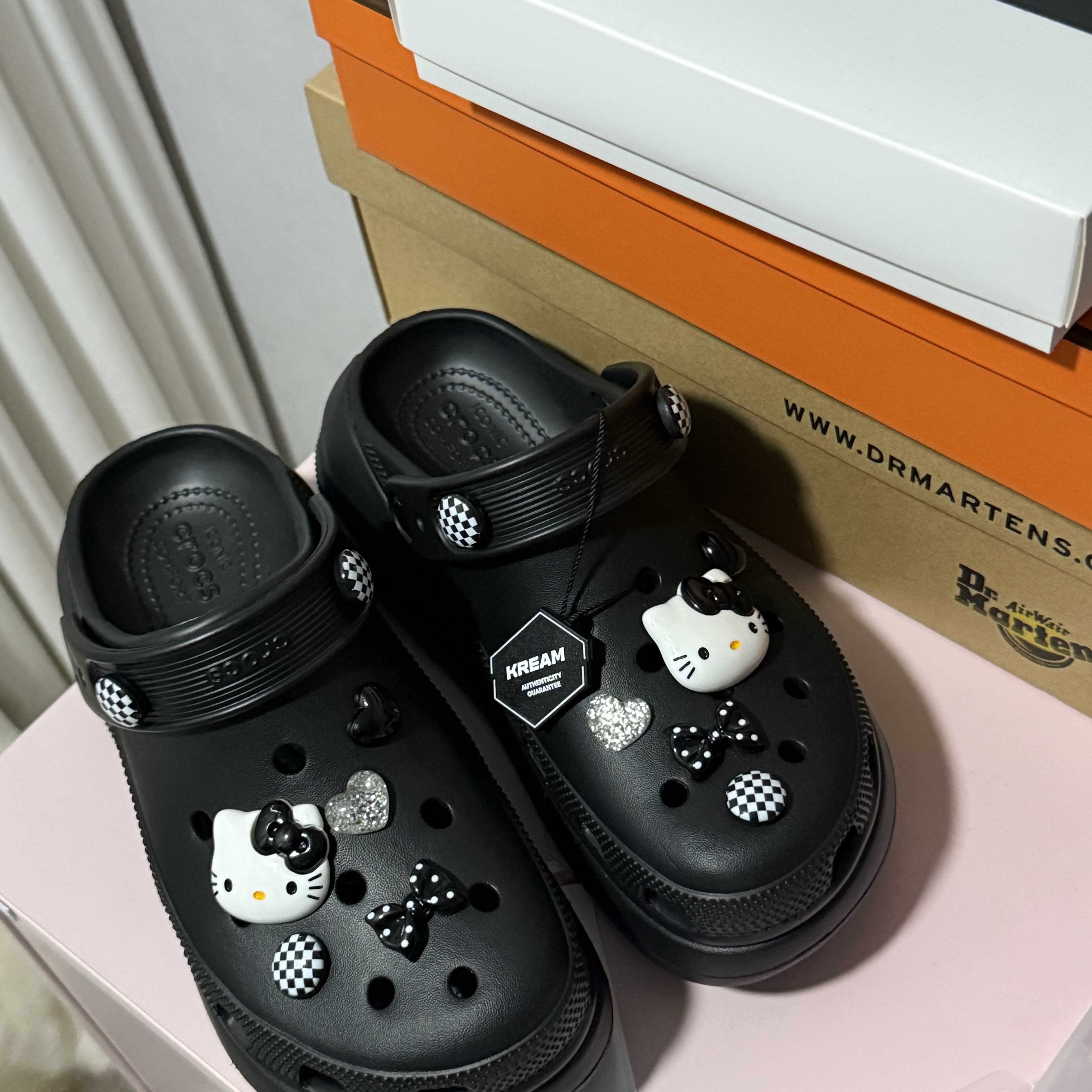 Crocs Classic Crush Clog Black 착용 스타일