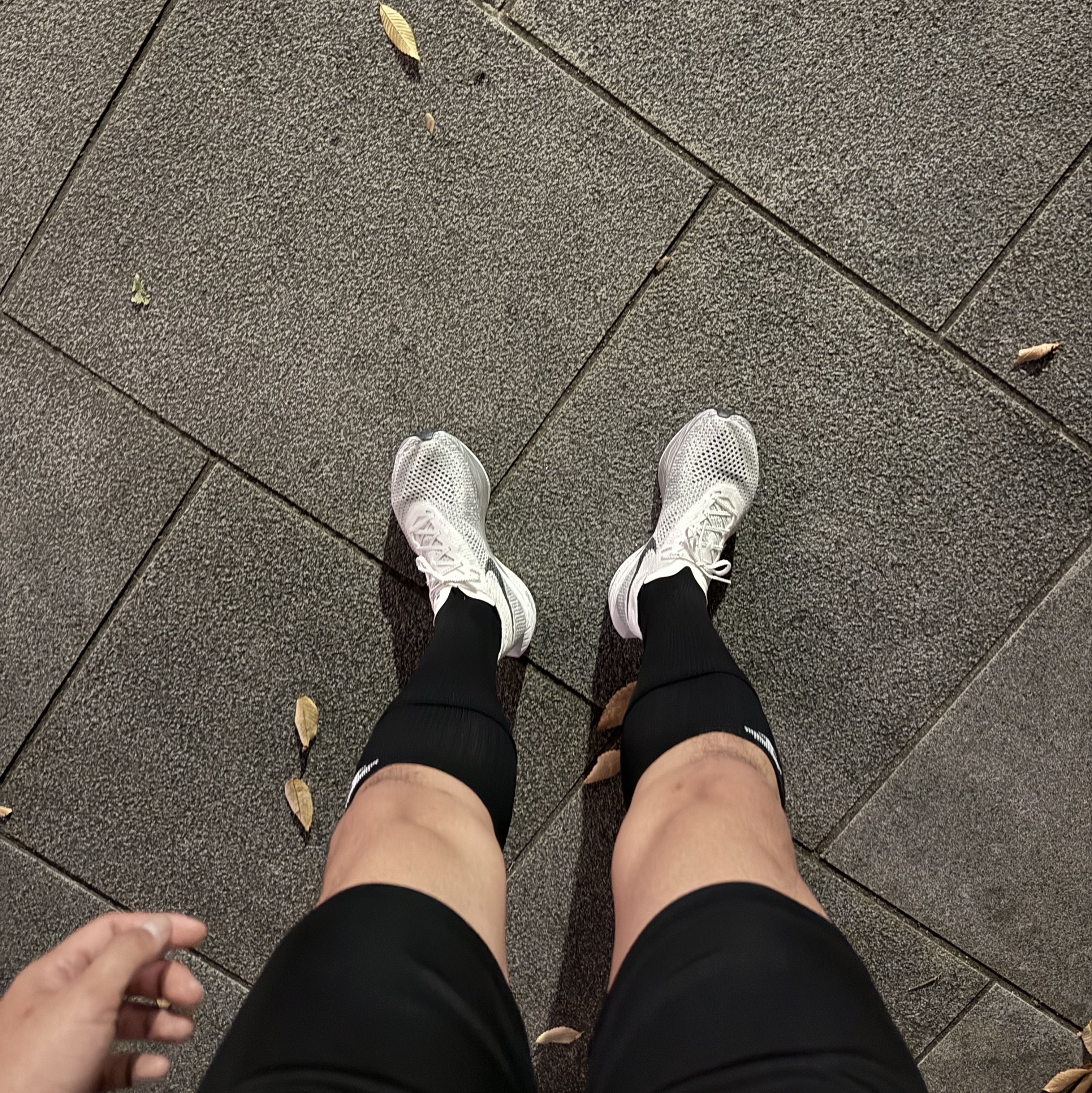 Nike ZoomX Vaporfly Next% 3 White Grey 착용 스타일 - 2