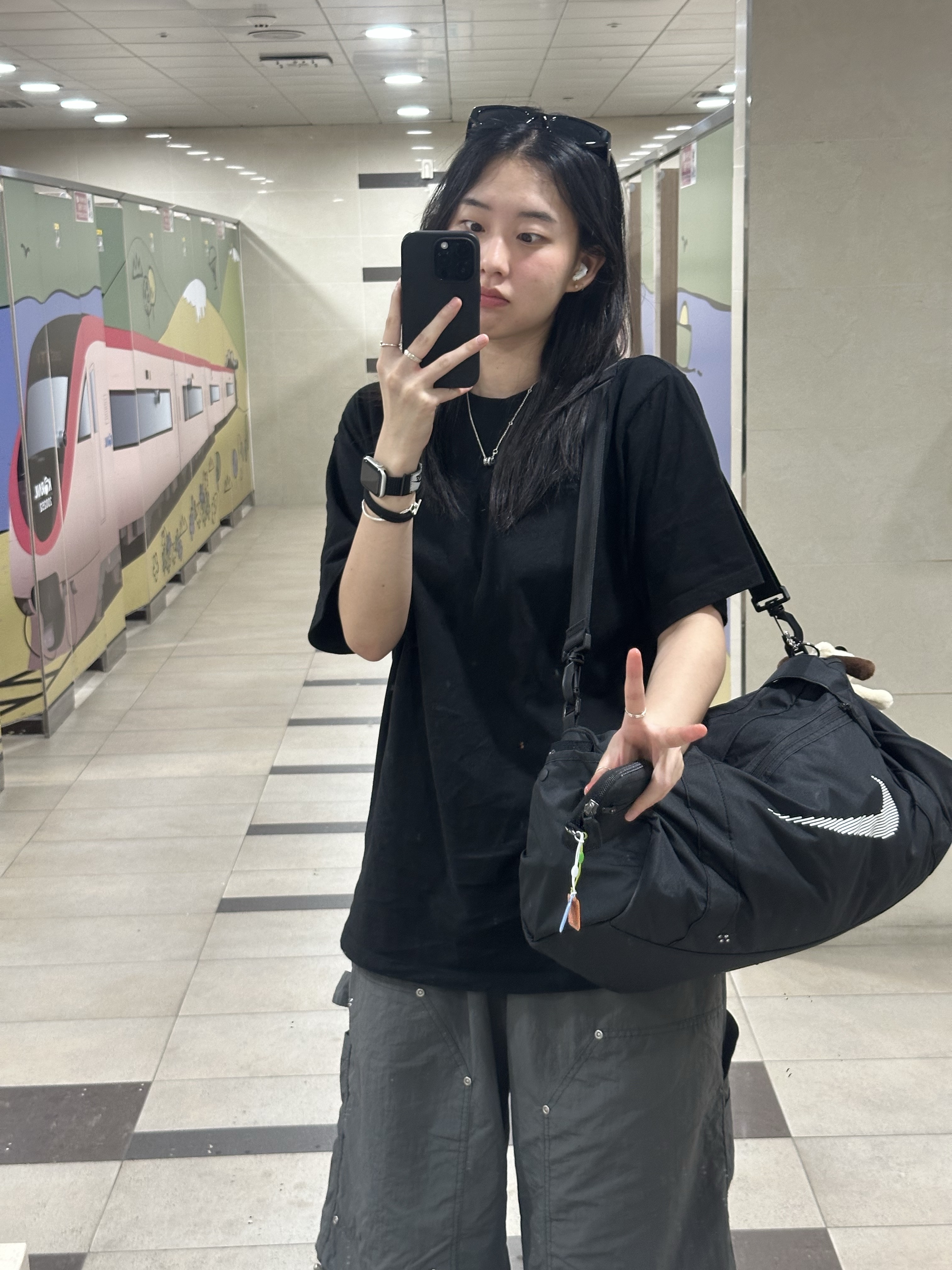 Nike Gym Club Duffle Bag 24L Black 착용 스타일 - 1