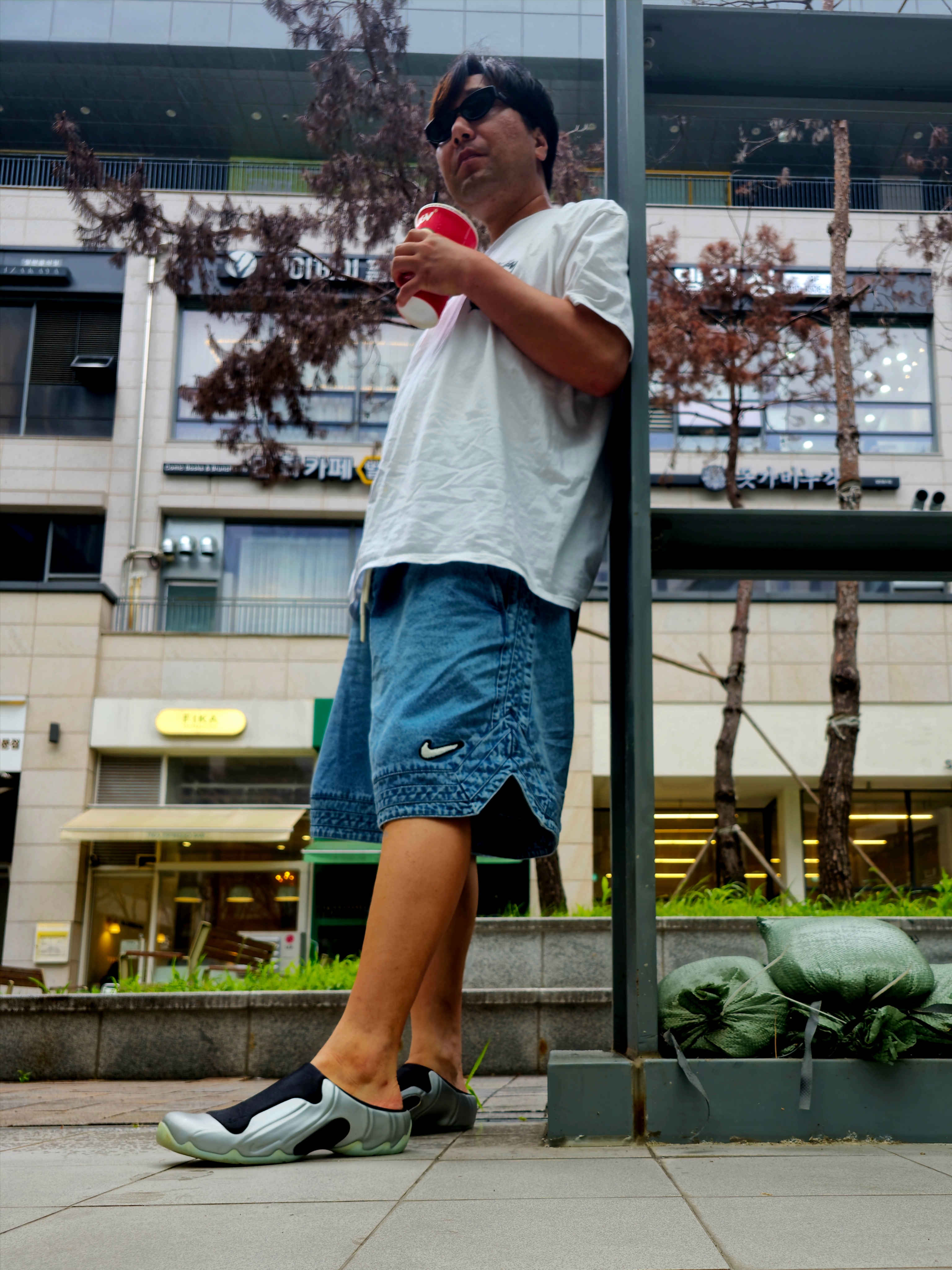 Stussy x Born X Raised 8 Ball T-Shirt White, Nike 10 Inch Denim Basketball Shorts Blue Grey Pale Ivory 착용 스타일