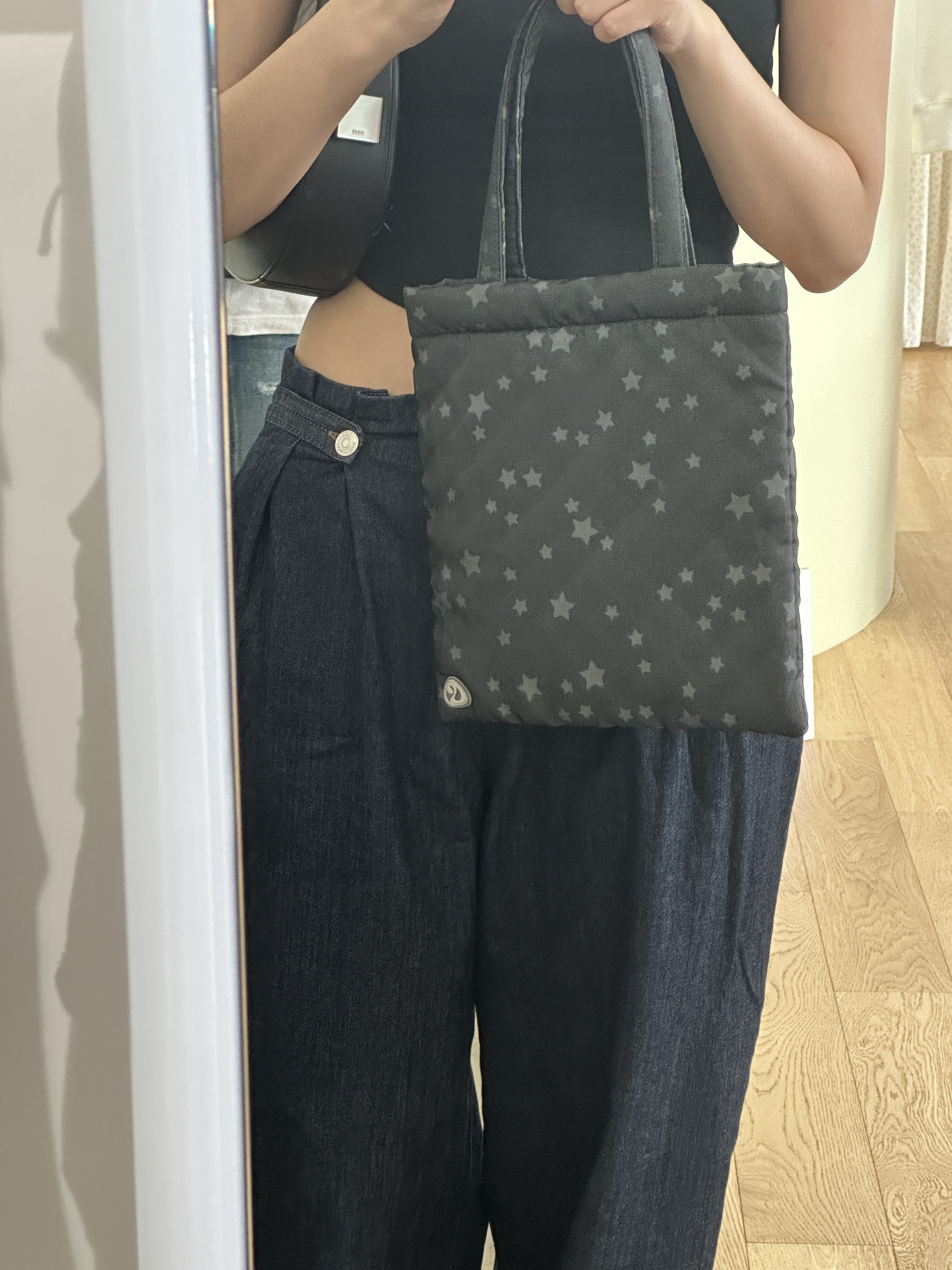 COYSEIO Milky Star Tote Bag Black 착용 스타일
