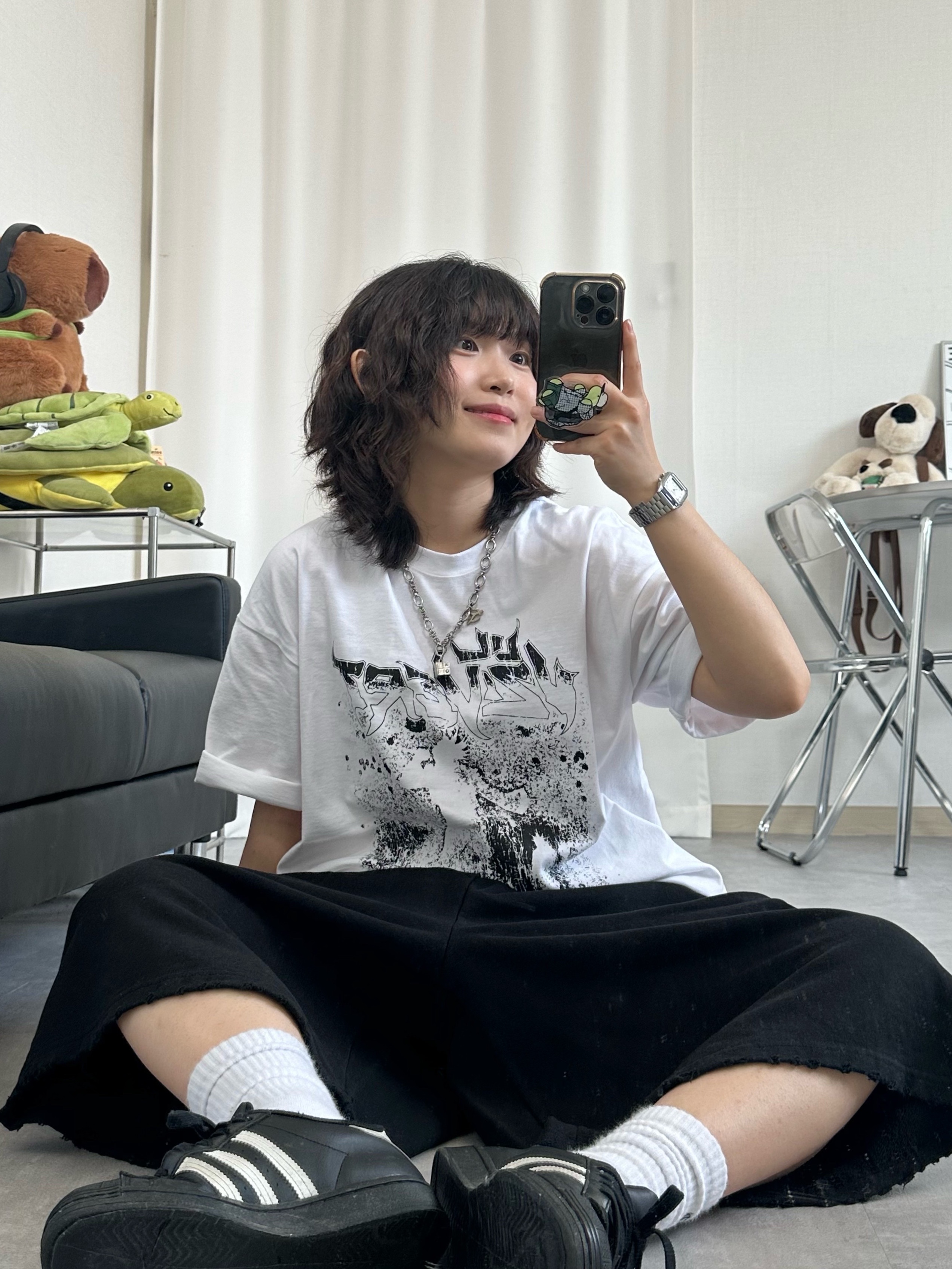 Adidas Superstar Core Black White 착용 스타일 - 1