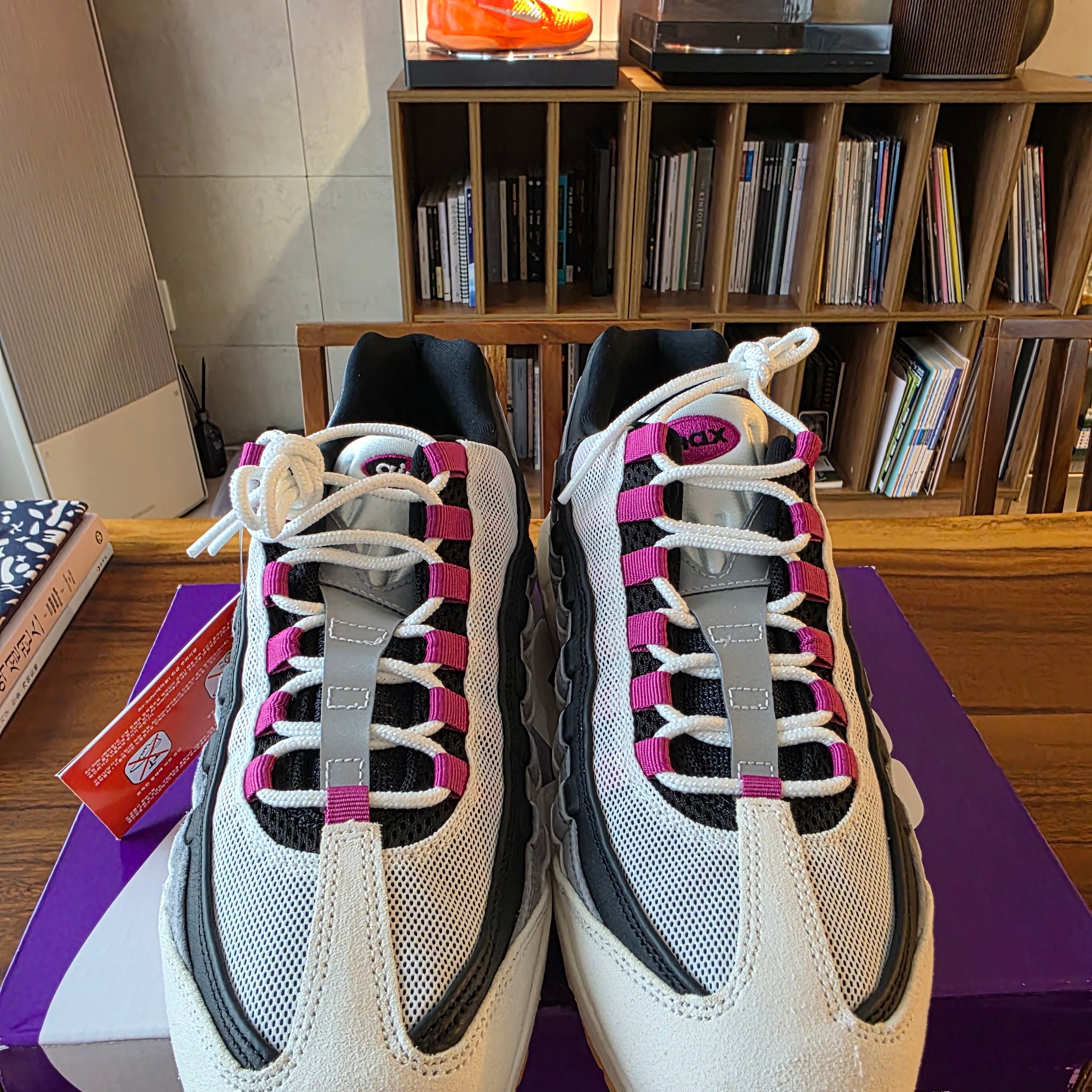Nike SB Air Max 95 Summit White and Cactus Flower 착용 스타일 - 2