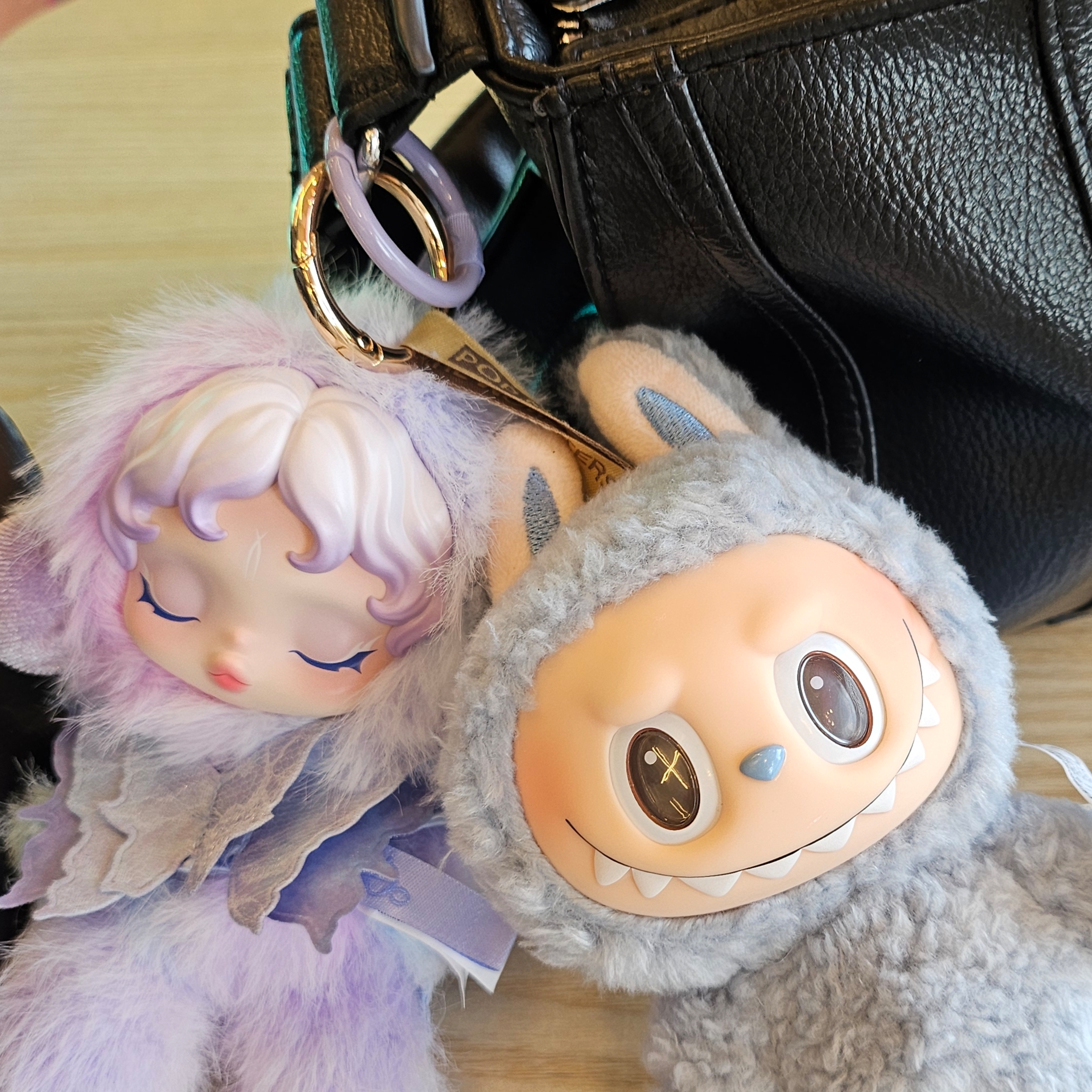 Pop Mart Labubu The Monsters Labubu Tasty Macarons Series Sea Salt Coconut Keyring, Pop Mart Skullpanda L’Impressionnisme Series Plush Doll Windflower (Opened Case) 착용 스타일 - 4