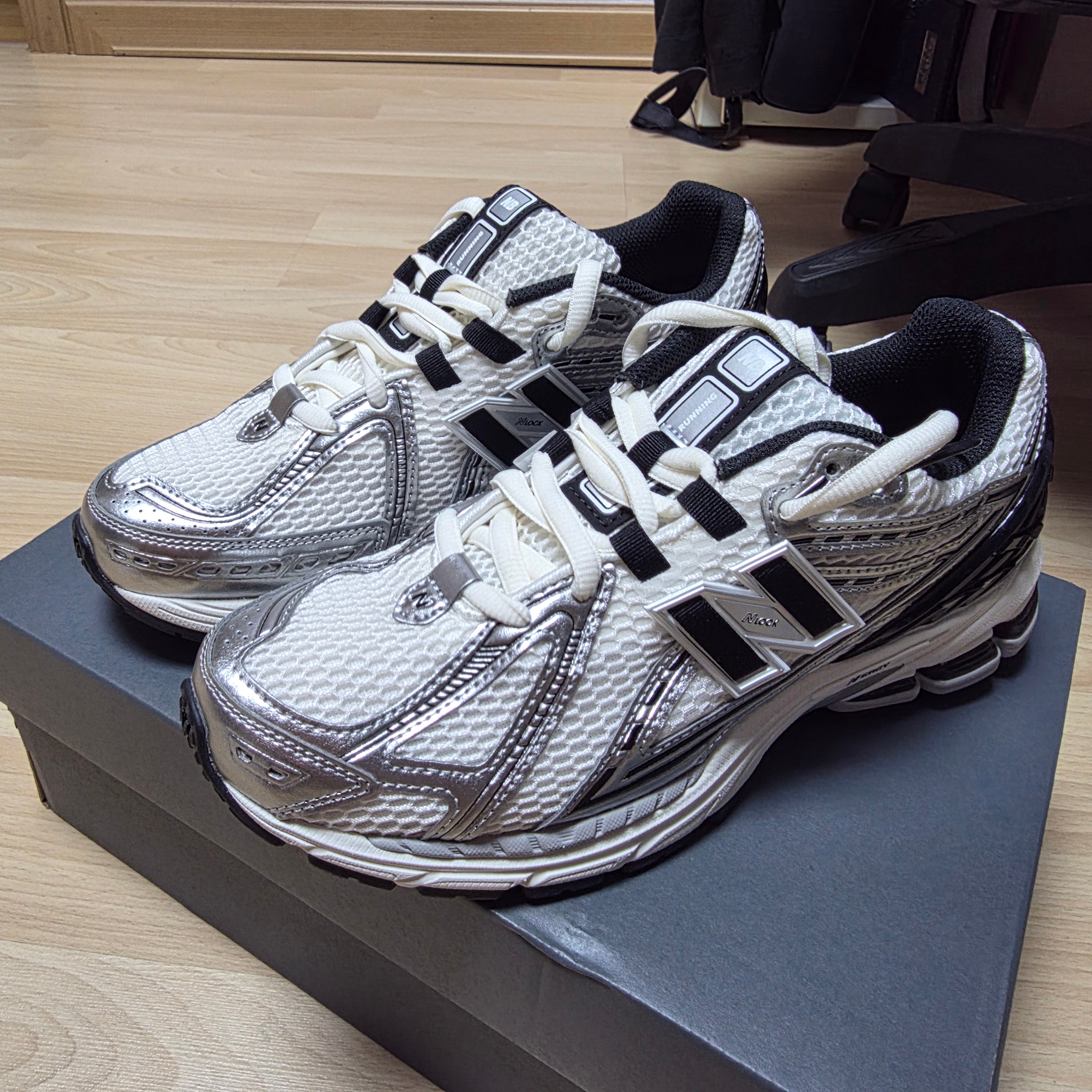 New Balance 1906R Silver Metallic Black 착용 스타일