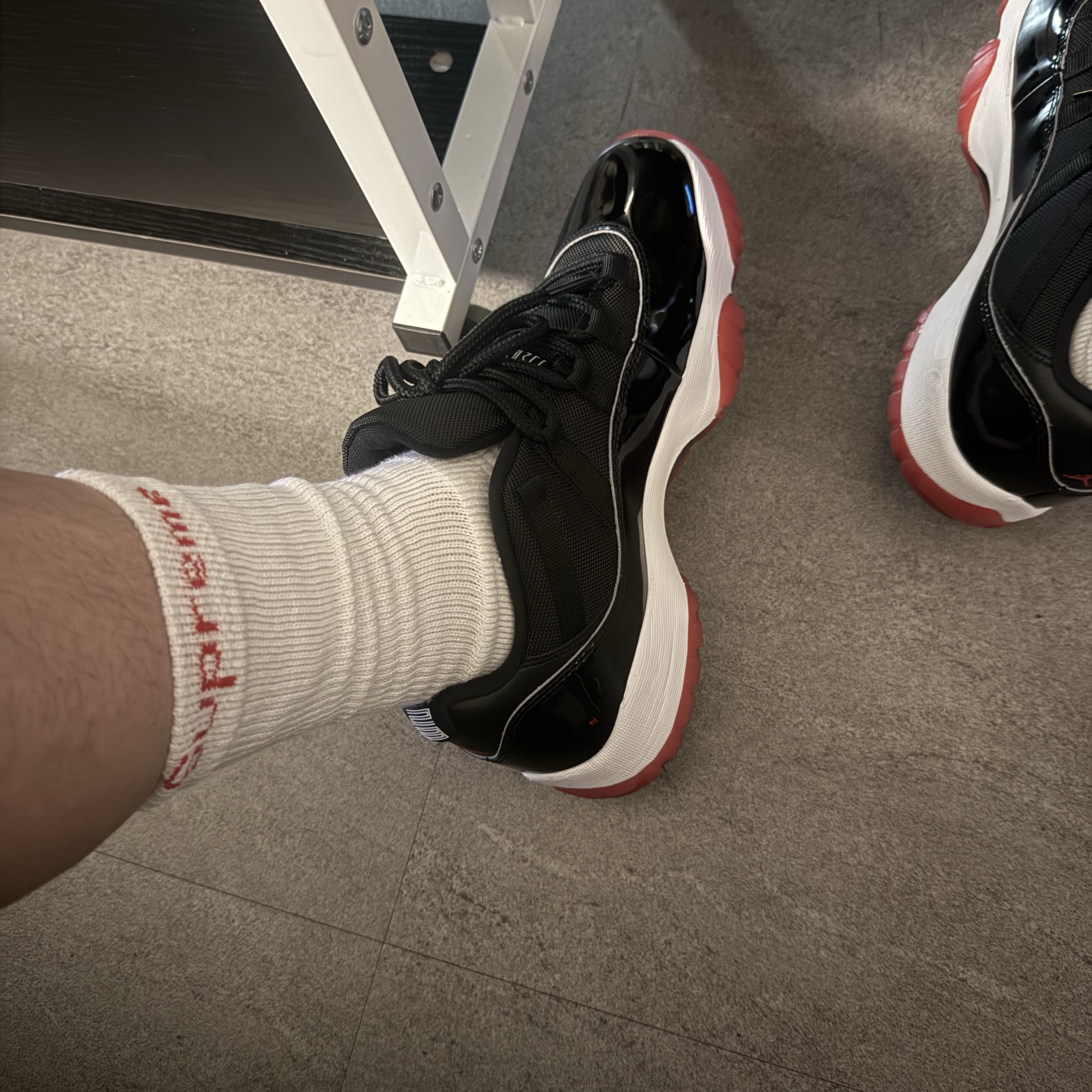 Supreme Hanes Crew Socks White (4 Pack) 착용 스타일
