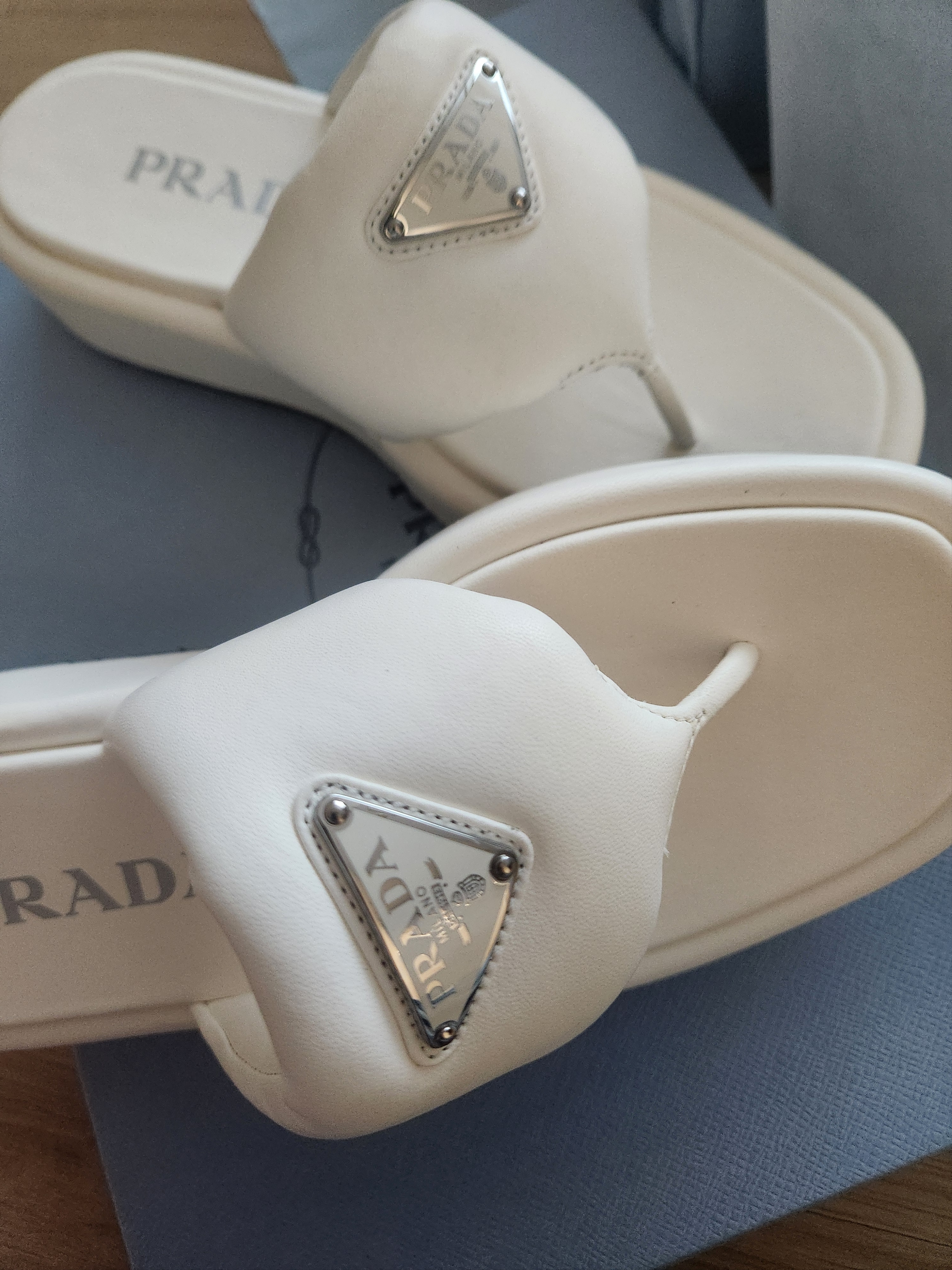 (W) Prada Soft Padded Nappa Leather Thong Wedge Sandals Ivory 착용 스타일 - 1