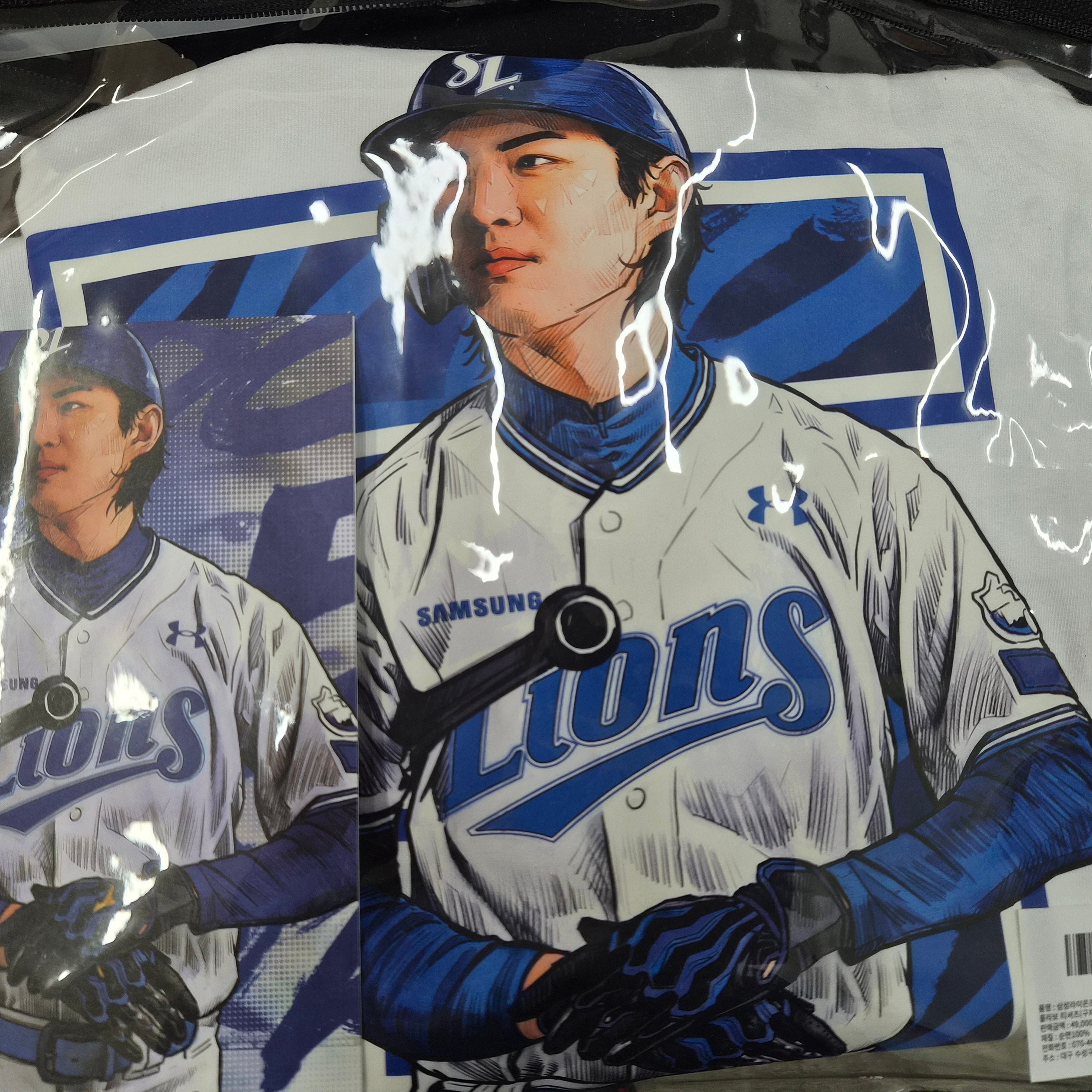 [예약배송] Samsung Lions Player Illustration T-Shirt KooJaWook White 착용 스타일