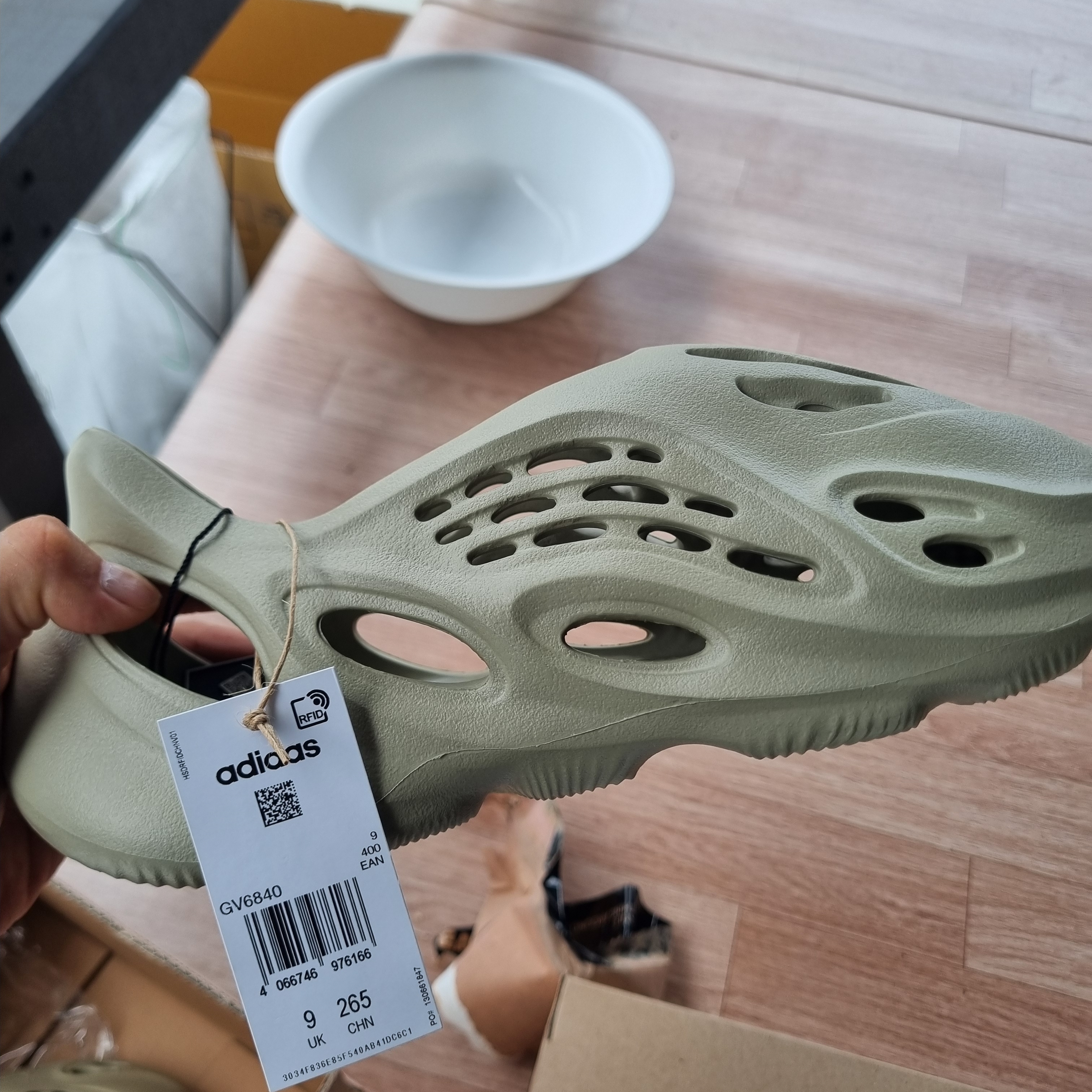 Adidas Yeezy Foam RNNR Stone Salt 착용 스타일