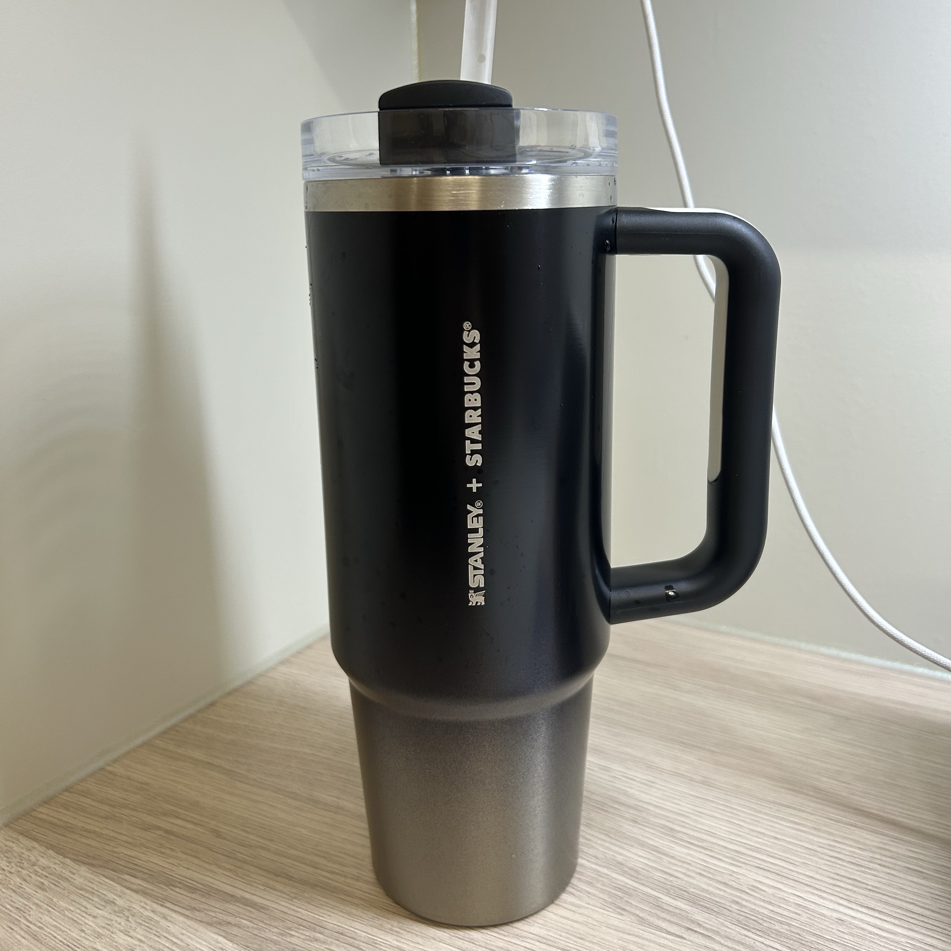Starbucks Buddy Black Stanley Quencher Tumbler 887ml 착용 스타일 - 1