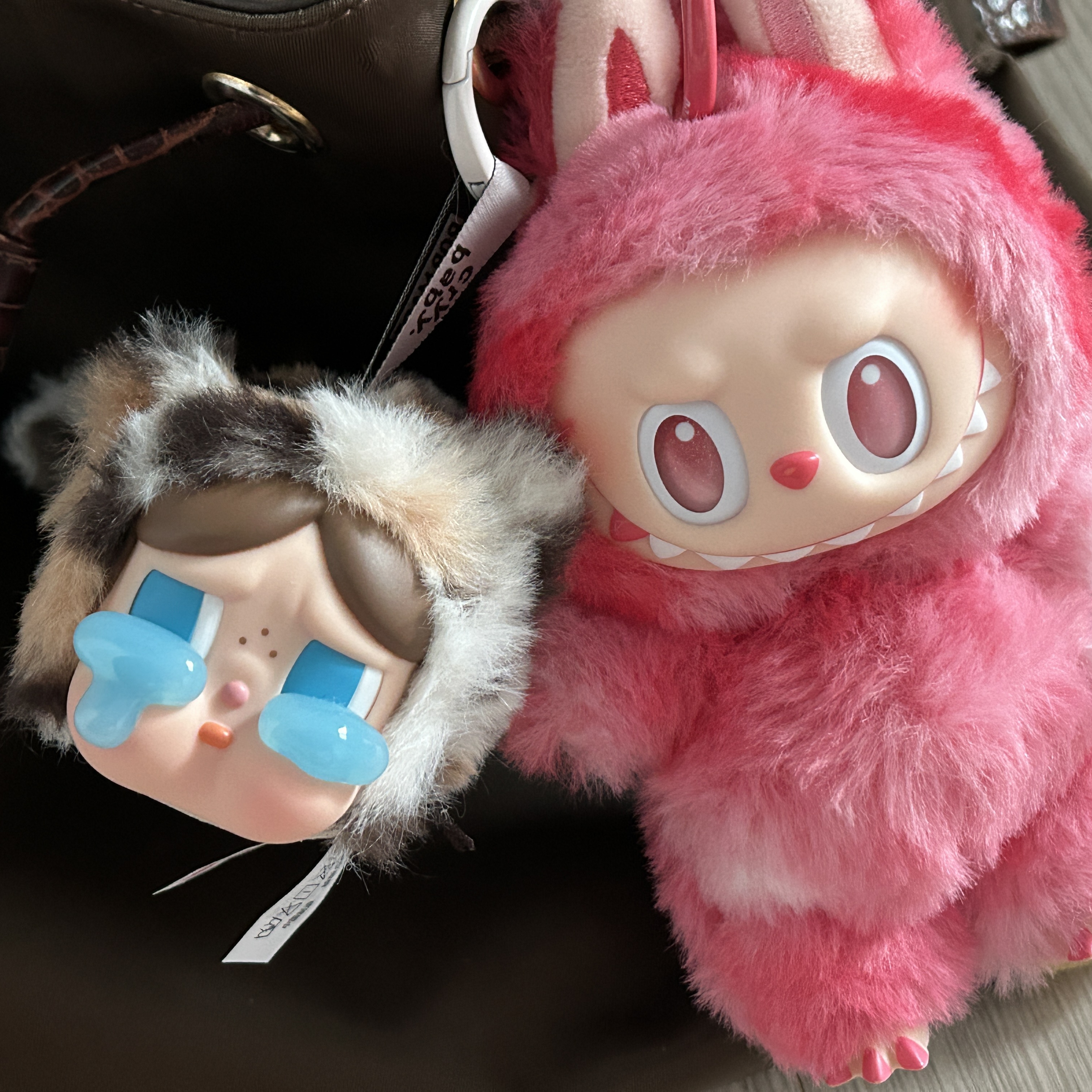 Pop Mart Crybaby Wild But Cutie Series Vinyl Plush Pendant Vintage Cutie (Opened Case), Pop Mart Crybaby Wild But Cutie Series Vinyl Plush Pendant (1 Blind Box) 착용 스타일