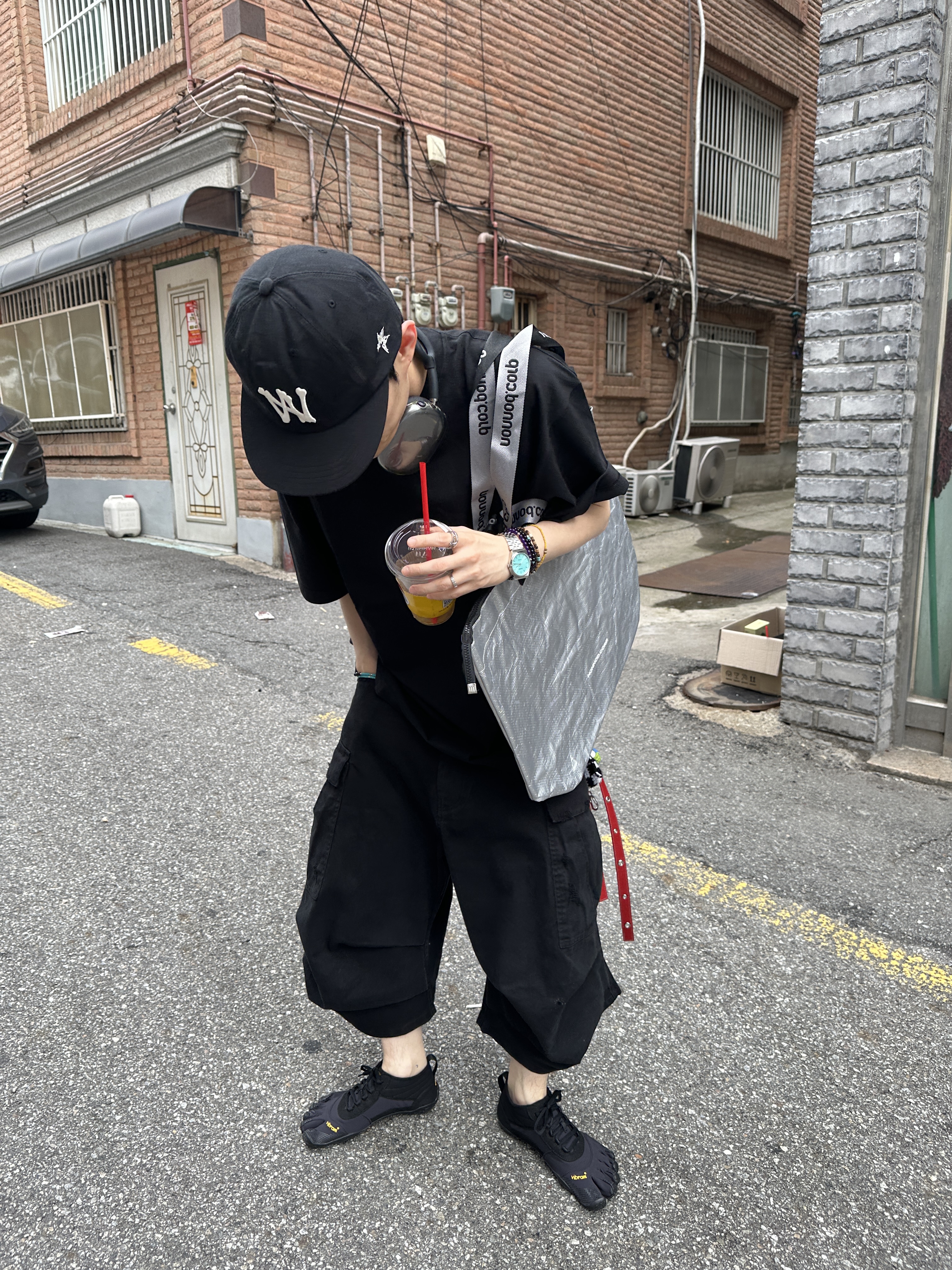 Nonnod Side Cargo Shorts Vintage Black, Aoiro 6-Panel Bone A/N Cap Black 착용 스타일 - 4