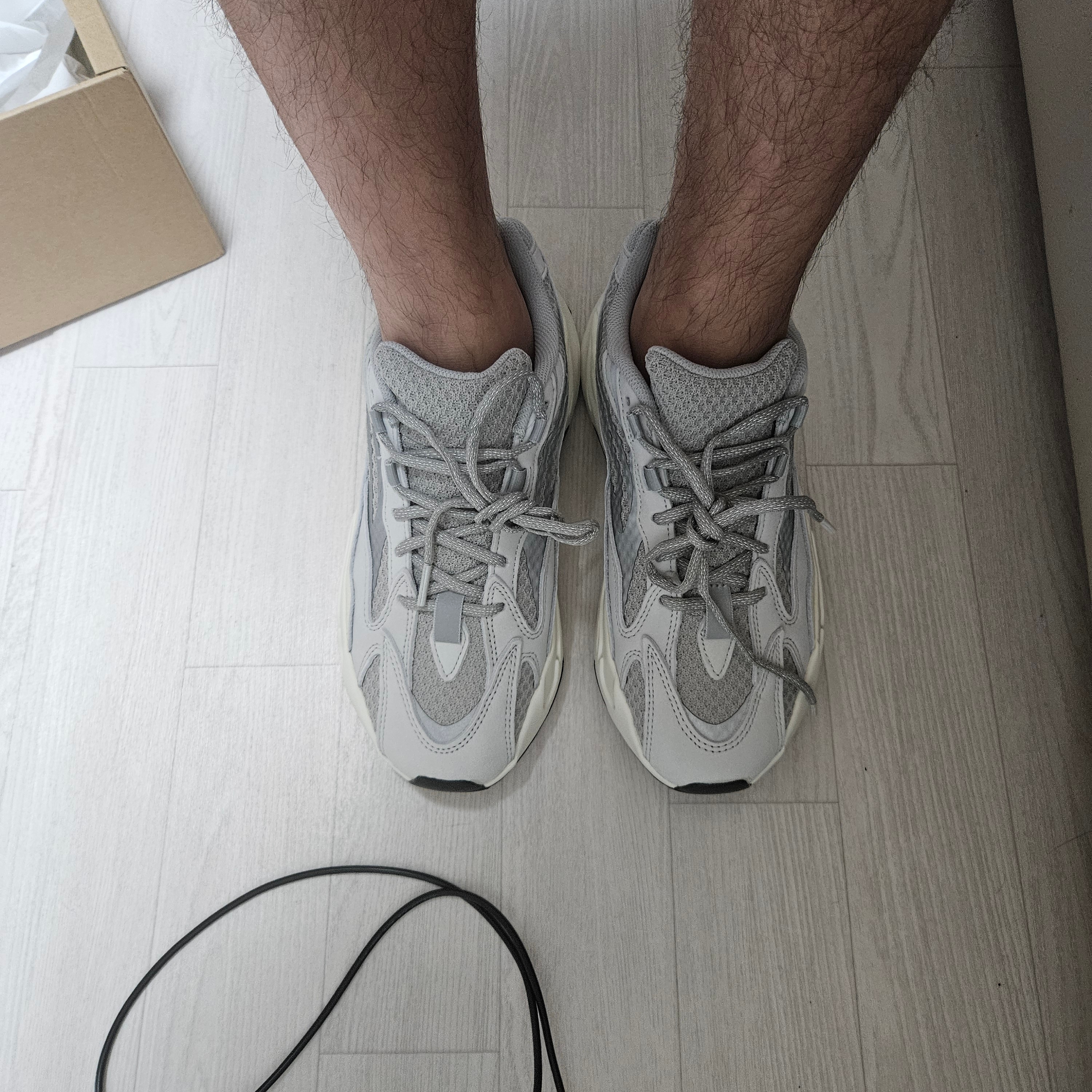 Adidas Yeezy Boost 700 V2 Static 2022 착용 스타일 - 1