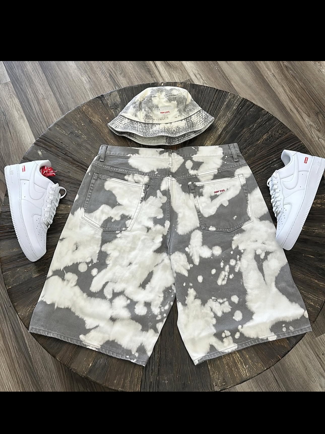 Supreme Baggy Denim Shorts Bleached - 25SS 착용 스타일 - 4
