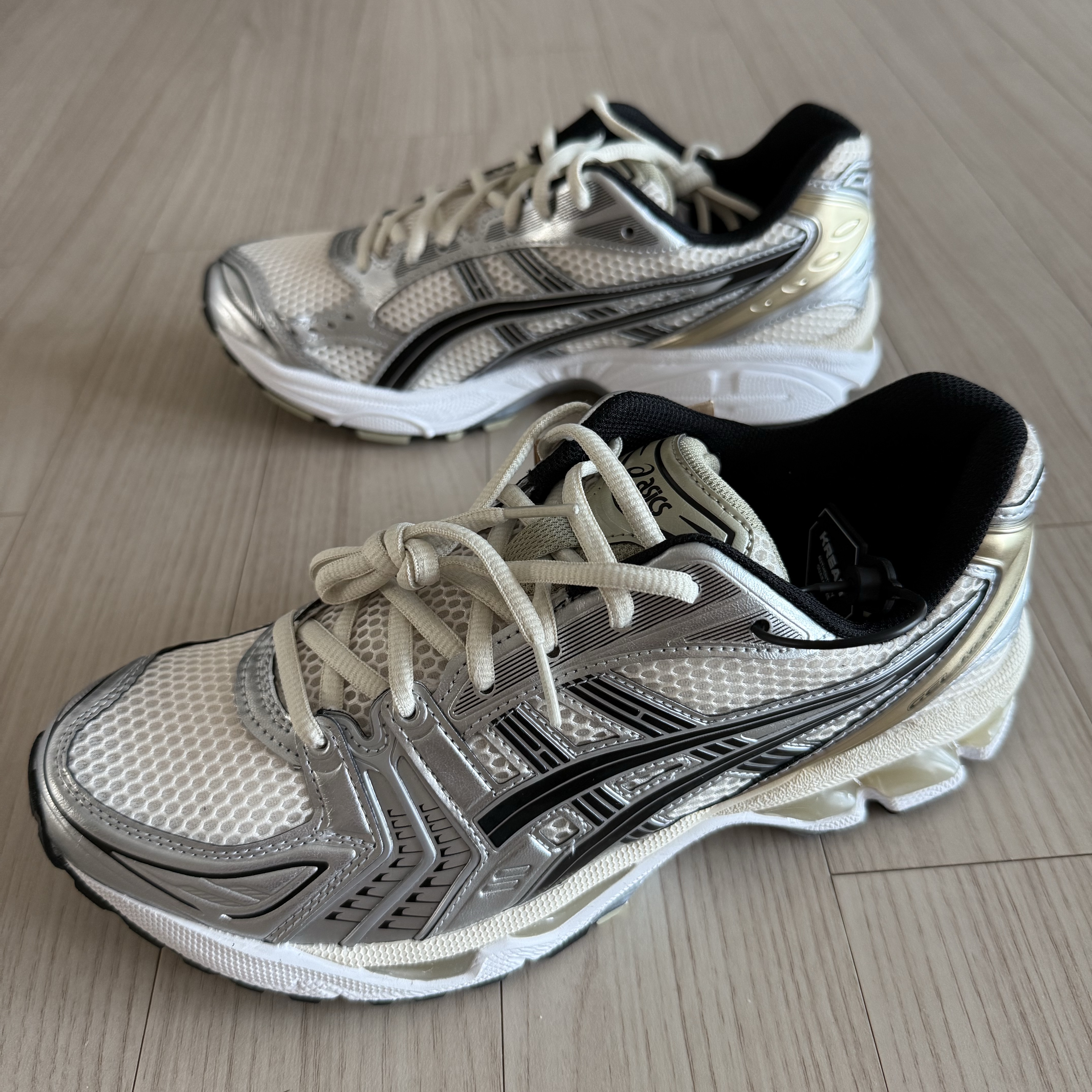 Asics Gel-Kayano 14 Birch Pure Silver 착용 스타일