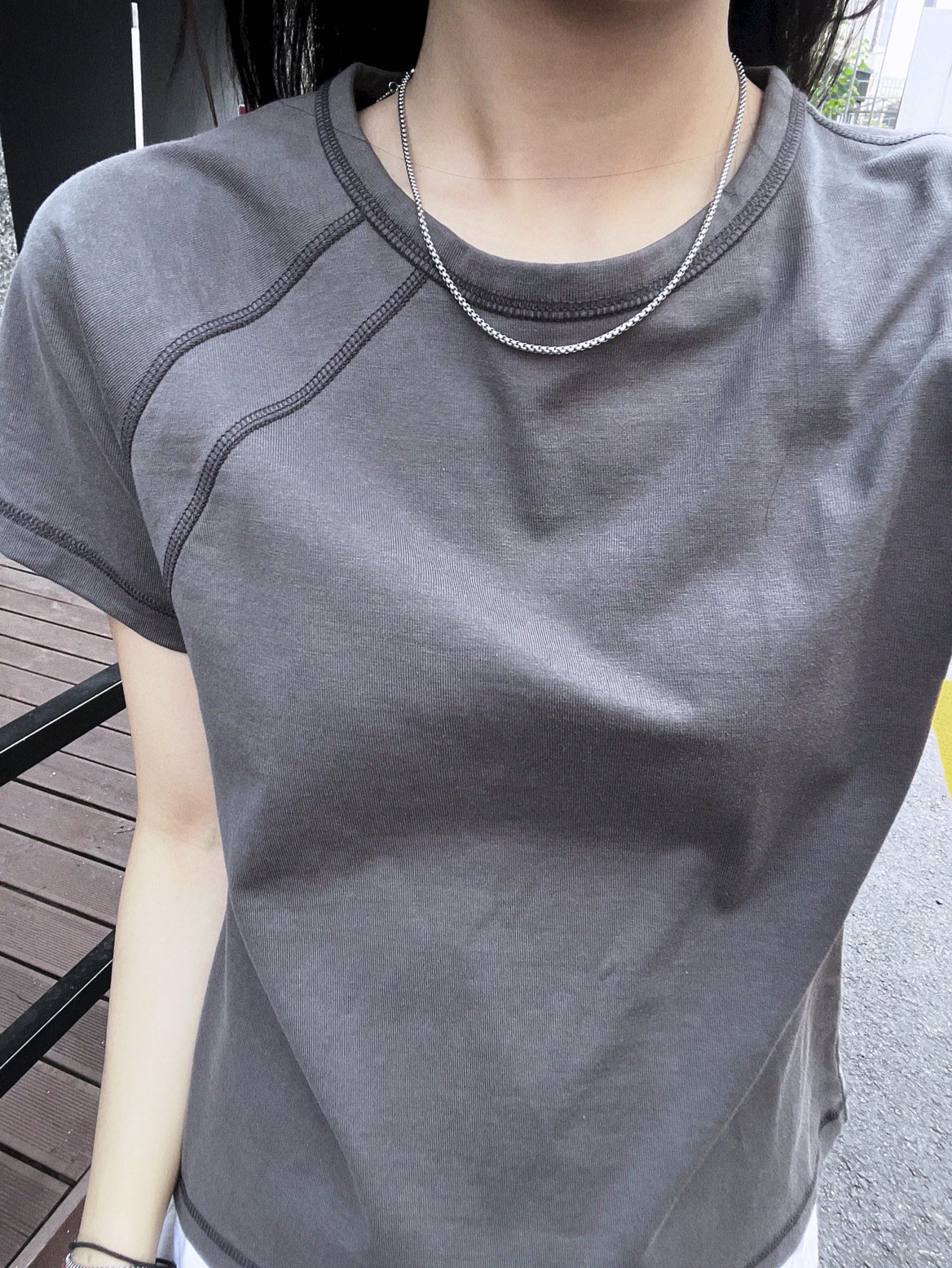 Riomeu Unbalance Incision Short Sleeve Chacoal 착용 스타일