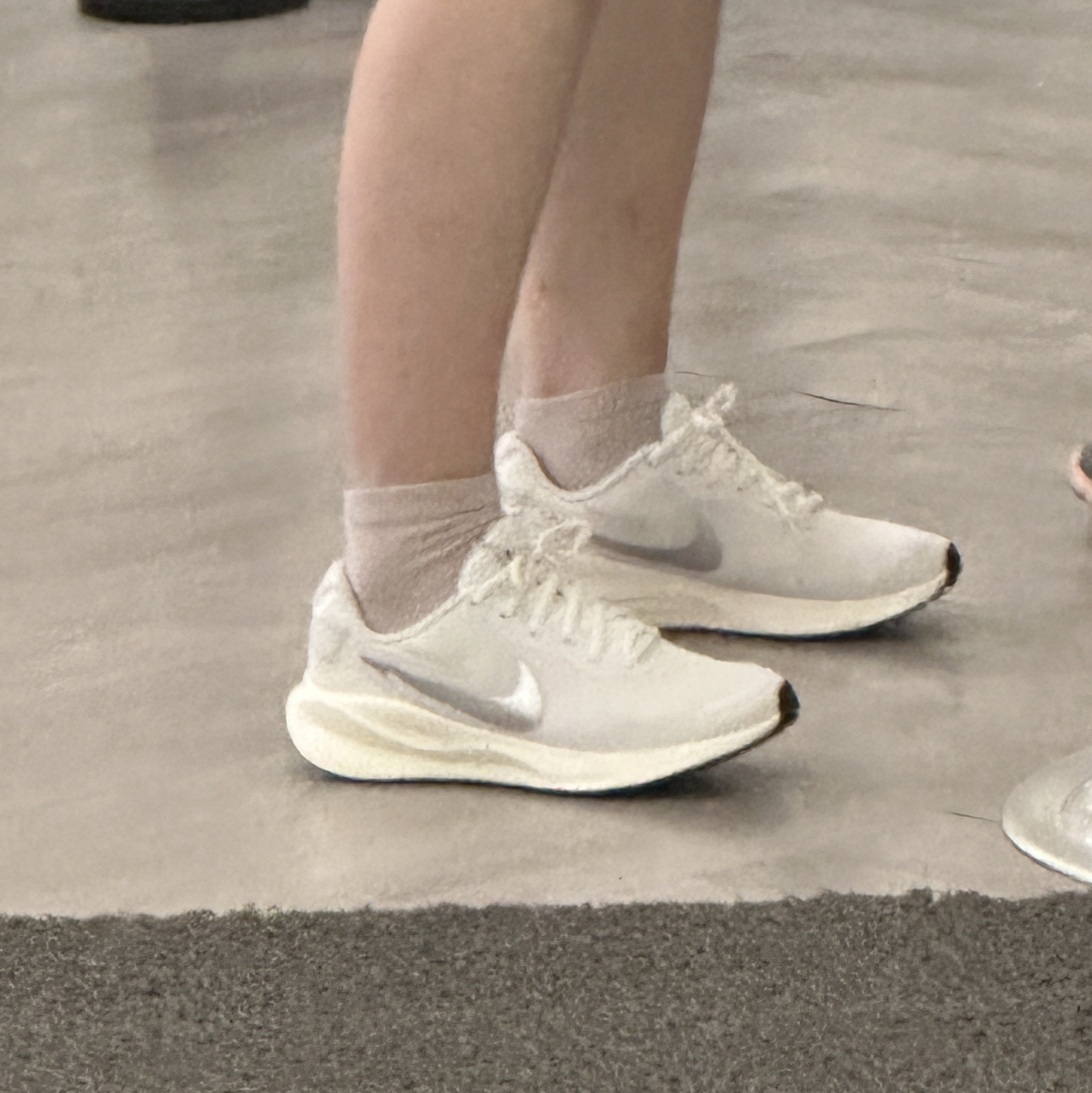 (W) Nike Revolution 7 Photon Dust White 착용 스타일