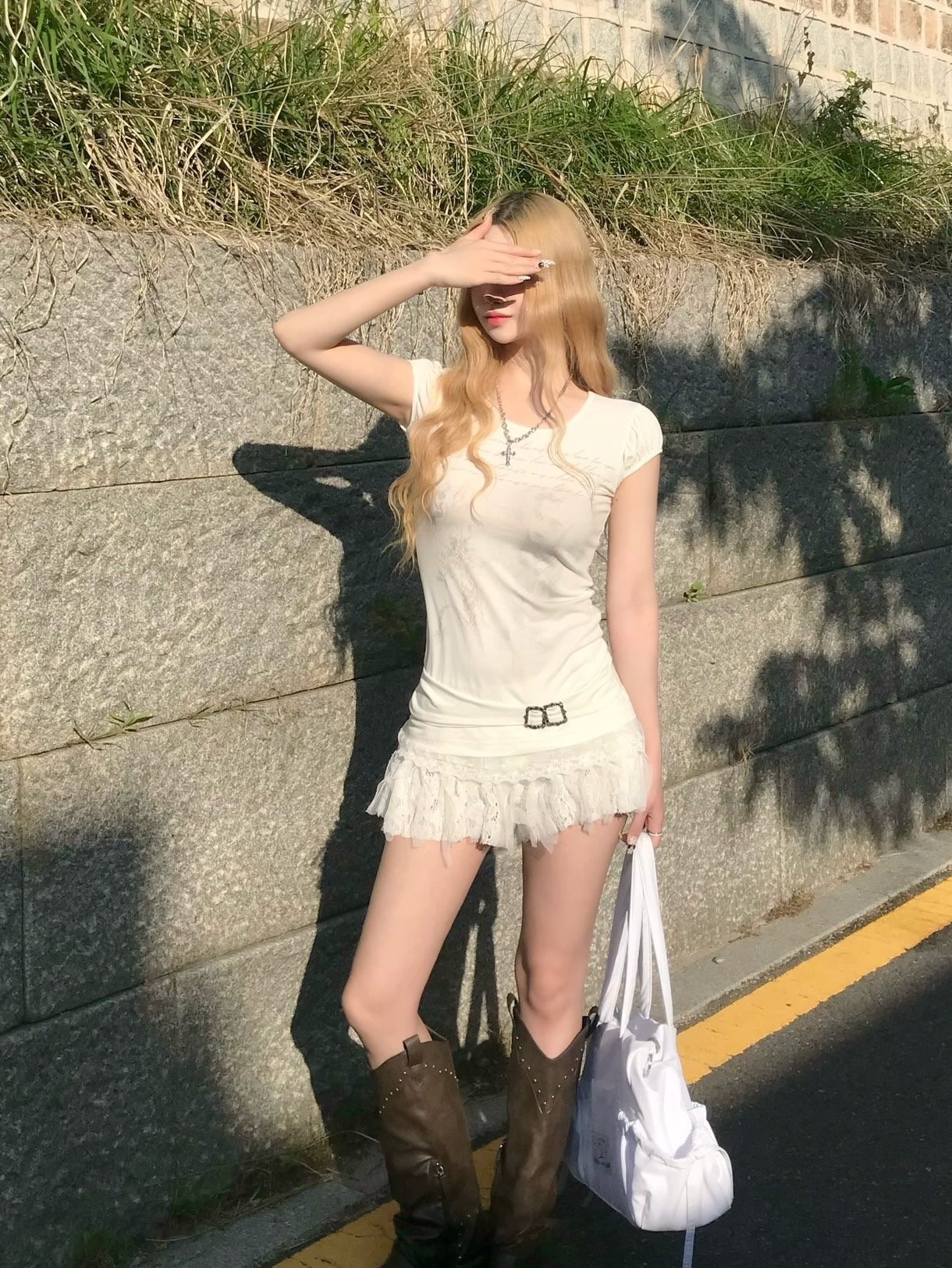 Don't Ask My Plan Lace Frill Floral Shorts - WHITE 착용 스타일 - 1